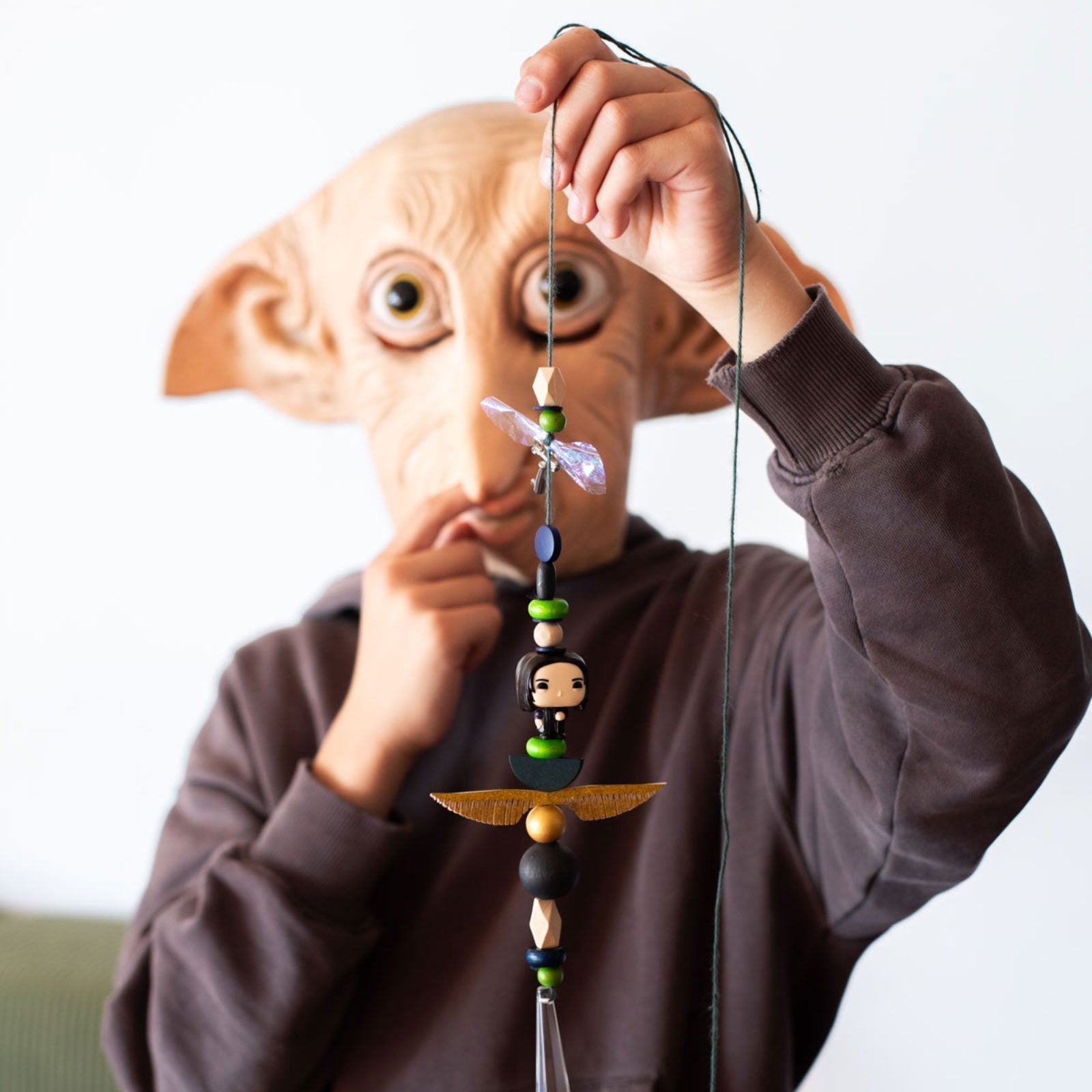 Kind mit Dobby- Maske und Suncatcher mit Harry Potter Elementen gebastelt nach Vorlage von Halfbird