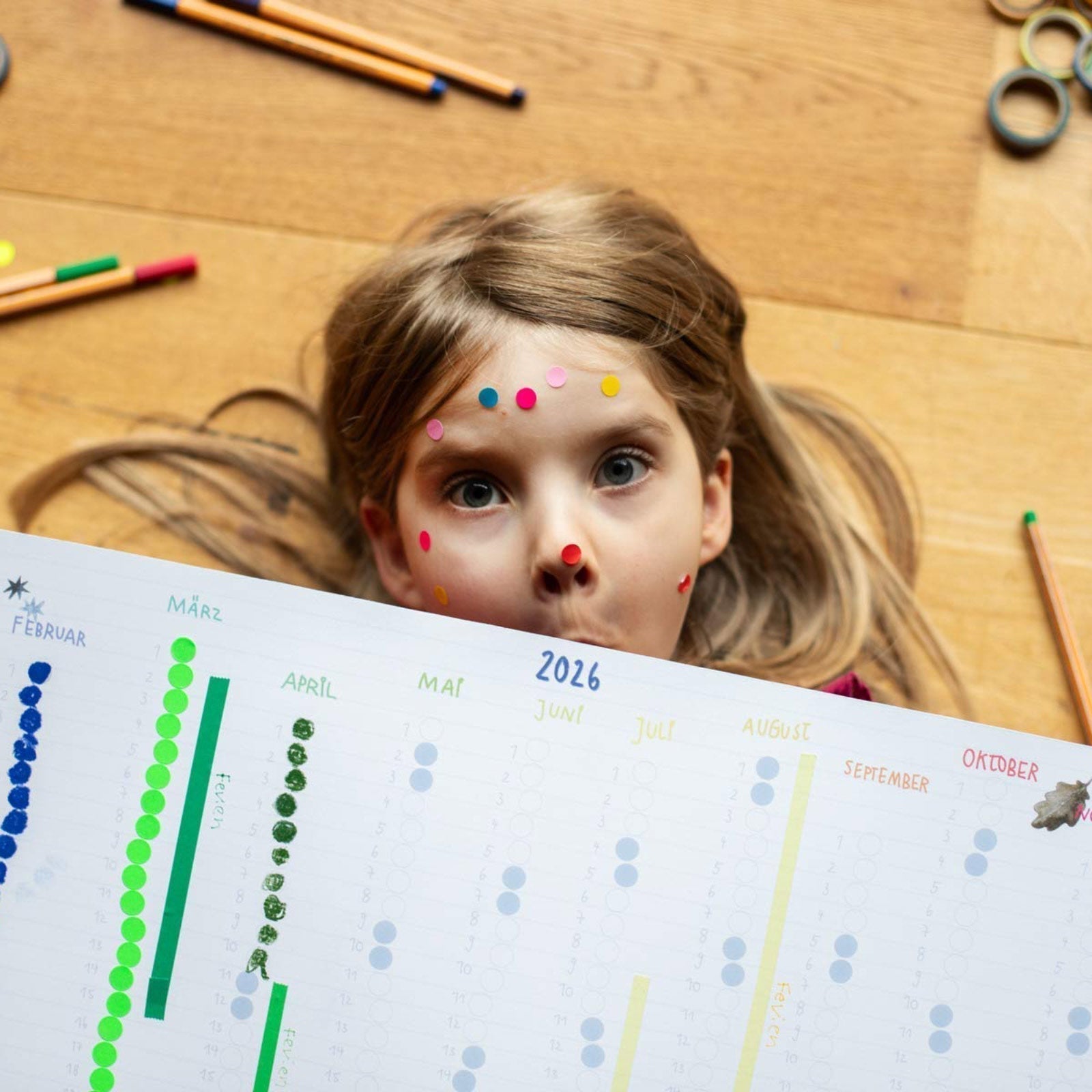 Kind mit Stickerkalender nach Montessori von Halfbird