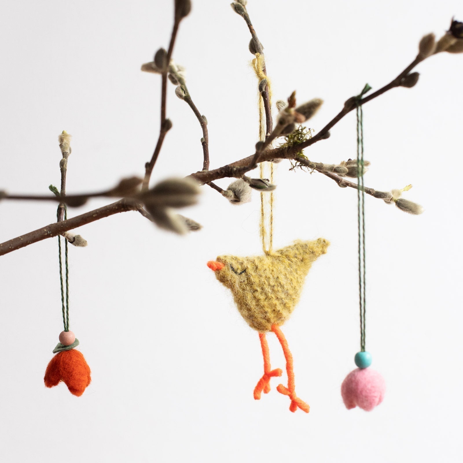 Waldorfhuhn und Filzblumen nach DIY von Halfbird