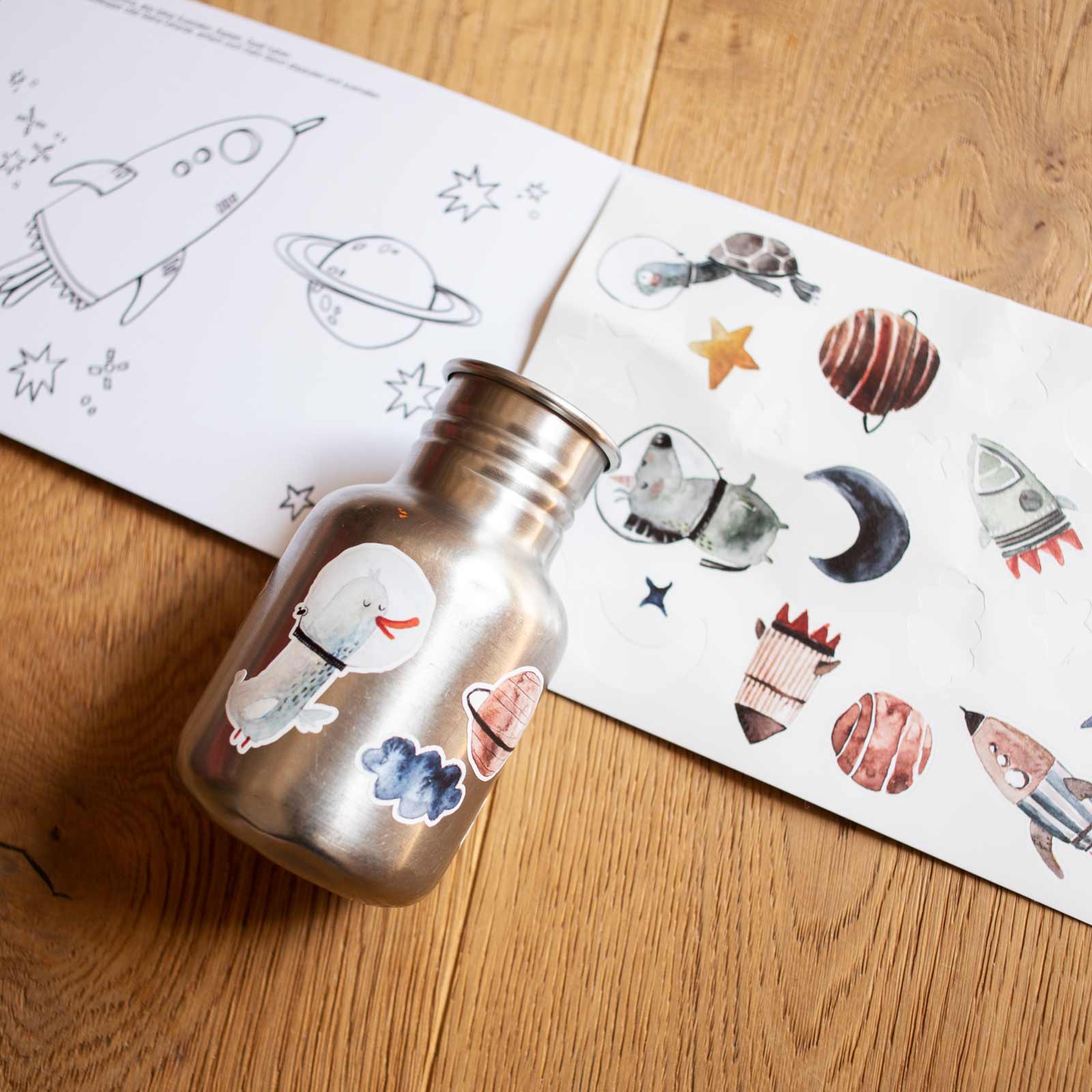 Trinkflasche mit spülmaschinenfesten Stickern von Halfbird Weltraum Motive