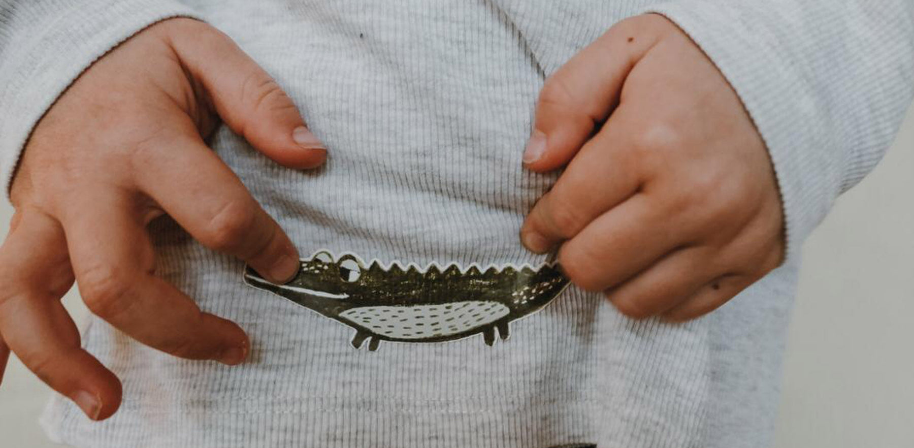 Bügelbild Krokodil auf einem Rippshirt von einem Kind