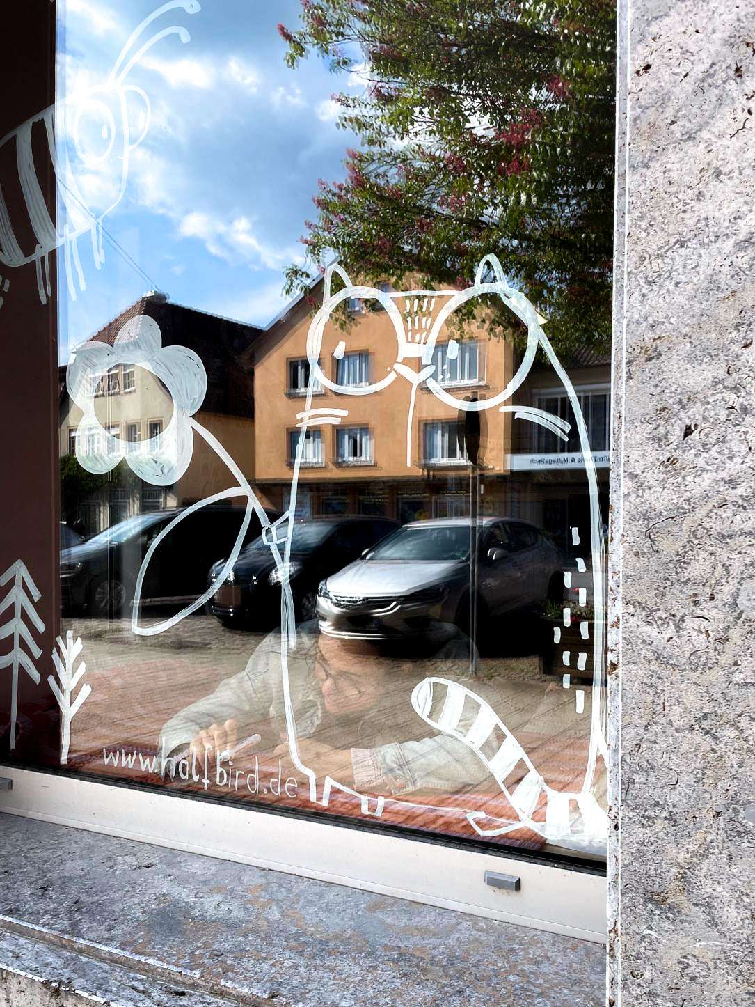 Katzen Fensterbild gemalt nach Halfbird Malvorlage am Atelierfenster