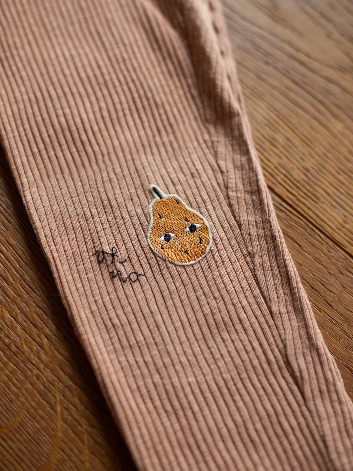 Aufnäher Birne auf Leggins mit dem aufgesteckten Schriftzug "Oh no!"