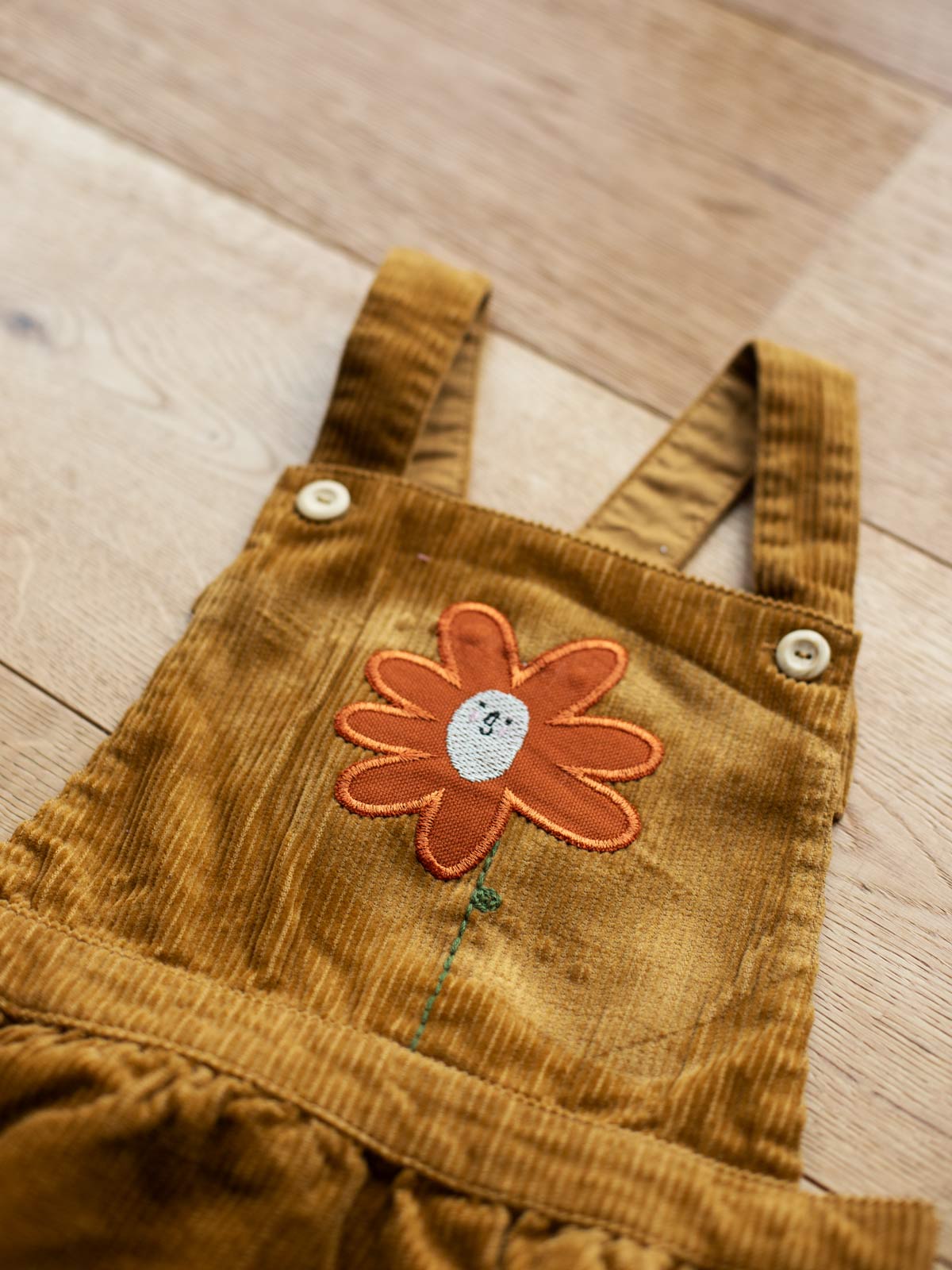 Aufnäher Blume groß von Halfbird auf Latzkleid aus Cord