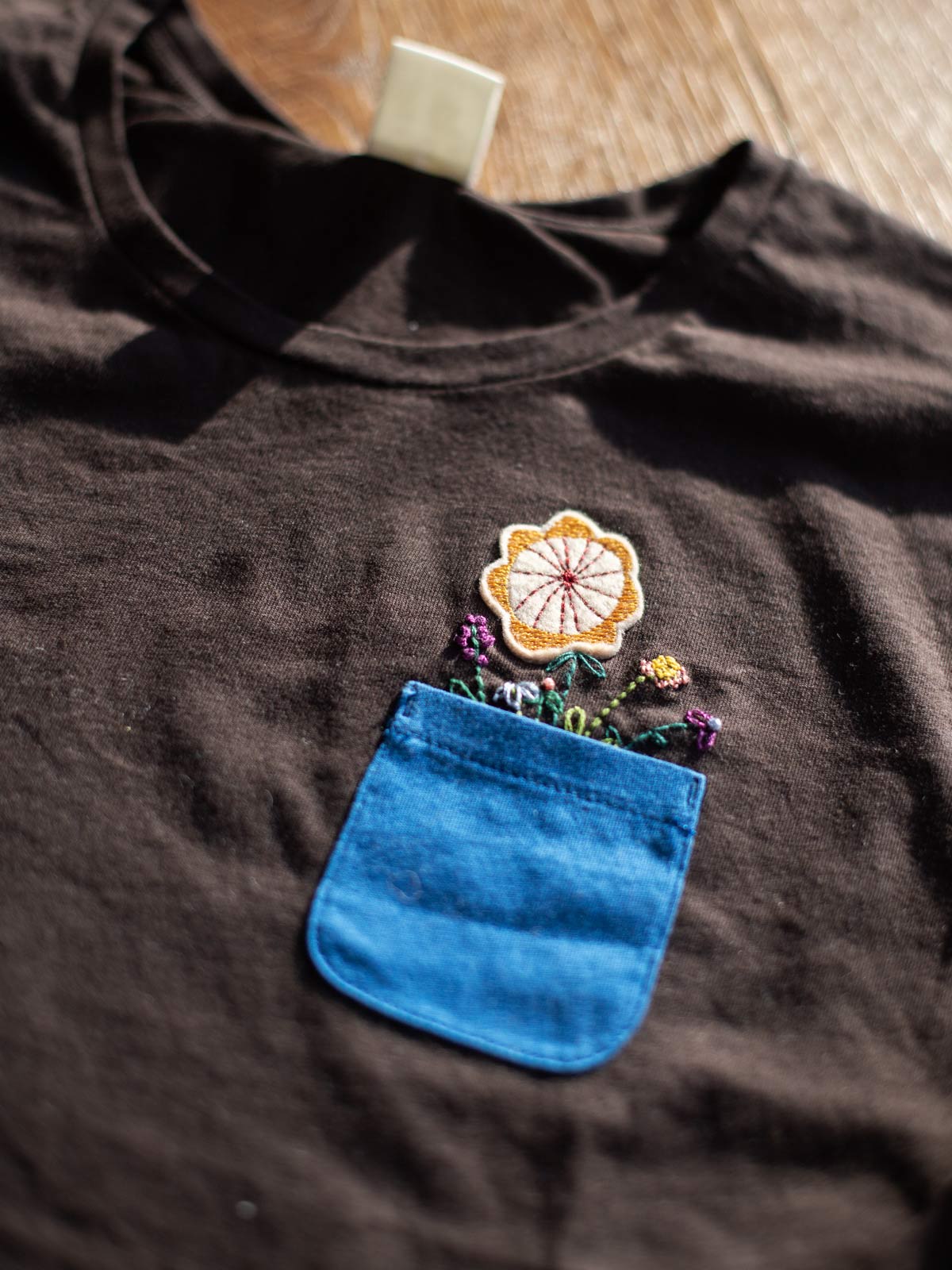 braunes Shirt mit Blumen-Aufnäher von Halfbird und Blumenstickereien