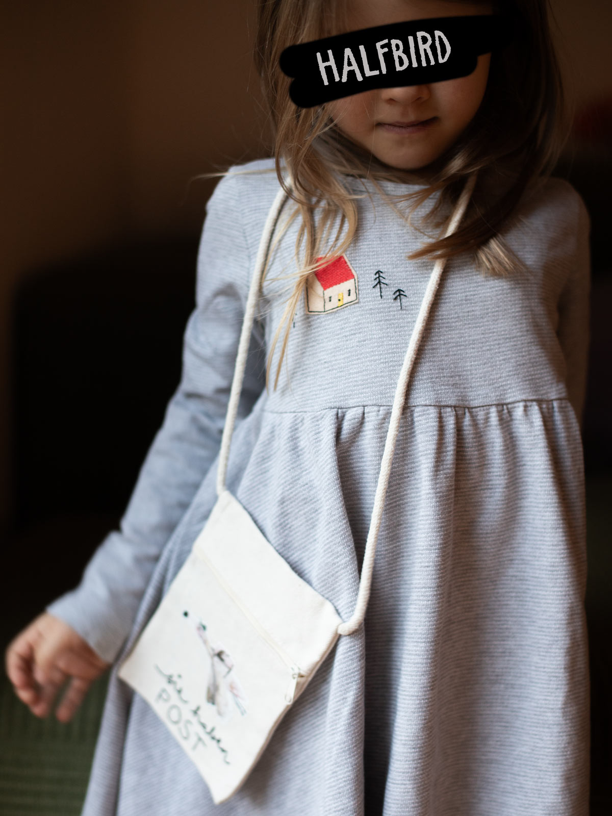 Aufnäher Haus rot gelb von Halfbird auf Kleid mit gestickten Bäumen