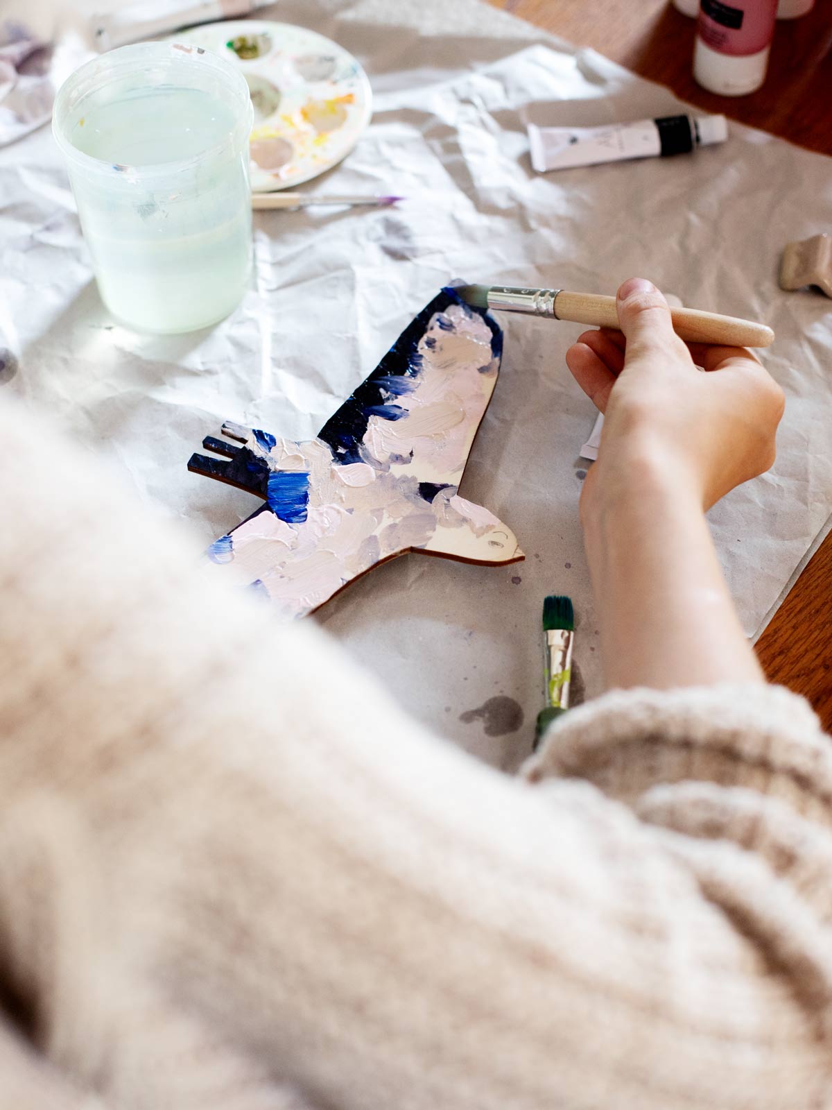 Kind bemalt Birdie nach Vorlage von Halfbird