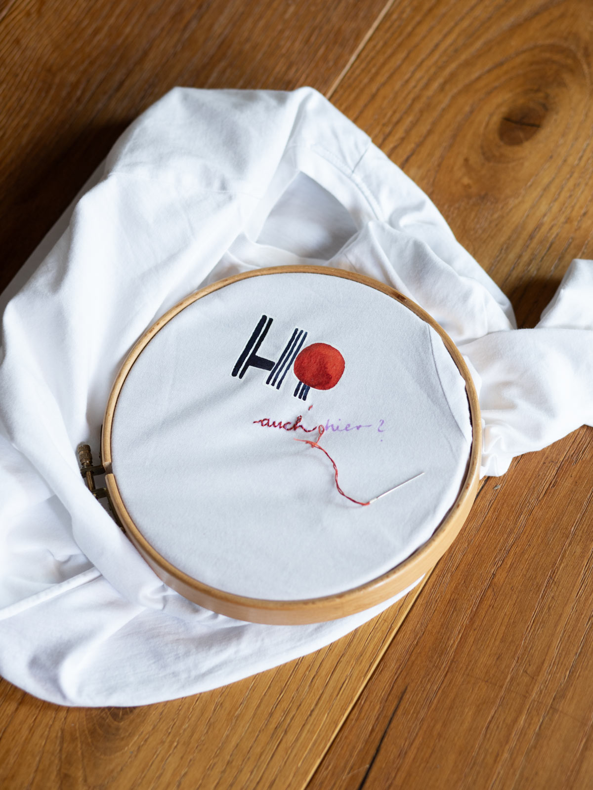 Bügelbild Hi von Halfbird mit gesticktem Schriftzug "auch hier?"