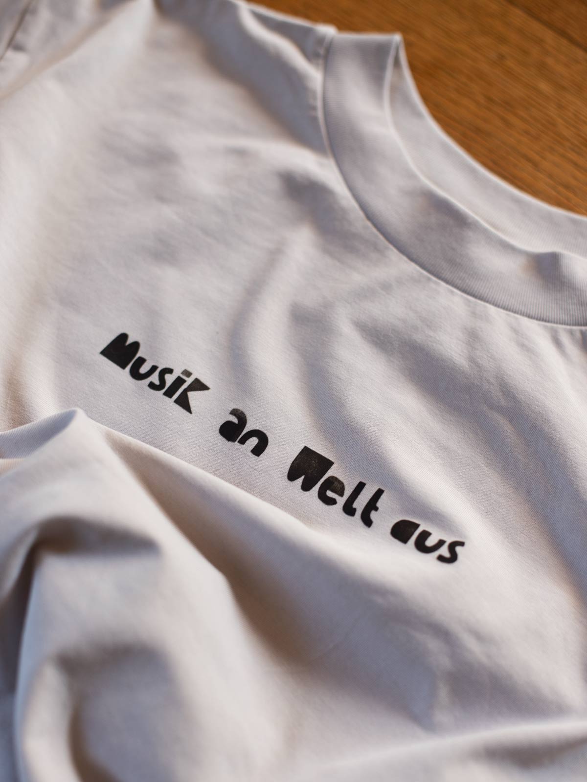 randloses Bügelbild "Musik an Welt aus" von Halfbird auf Shirt