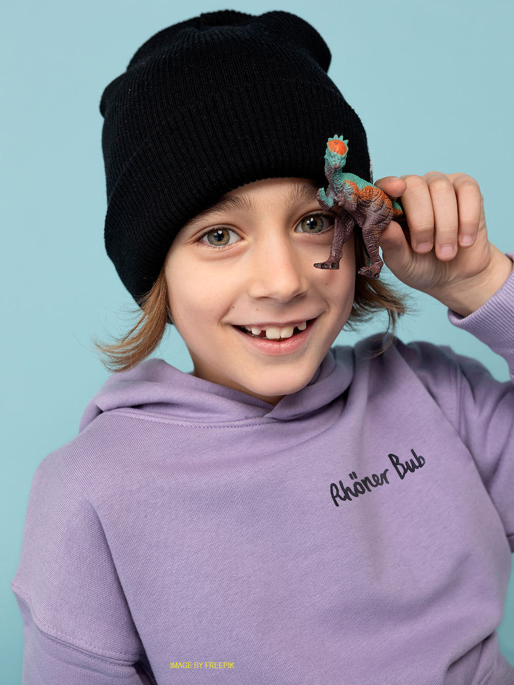 Junge mit fliederfarbenem Hoodie und dem randlosen Bügelbild Rhöner Bub auf der Brust