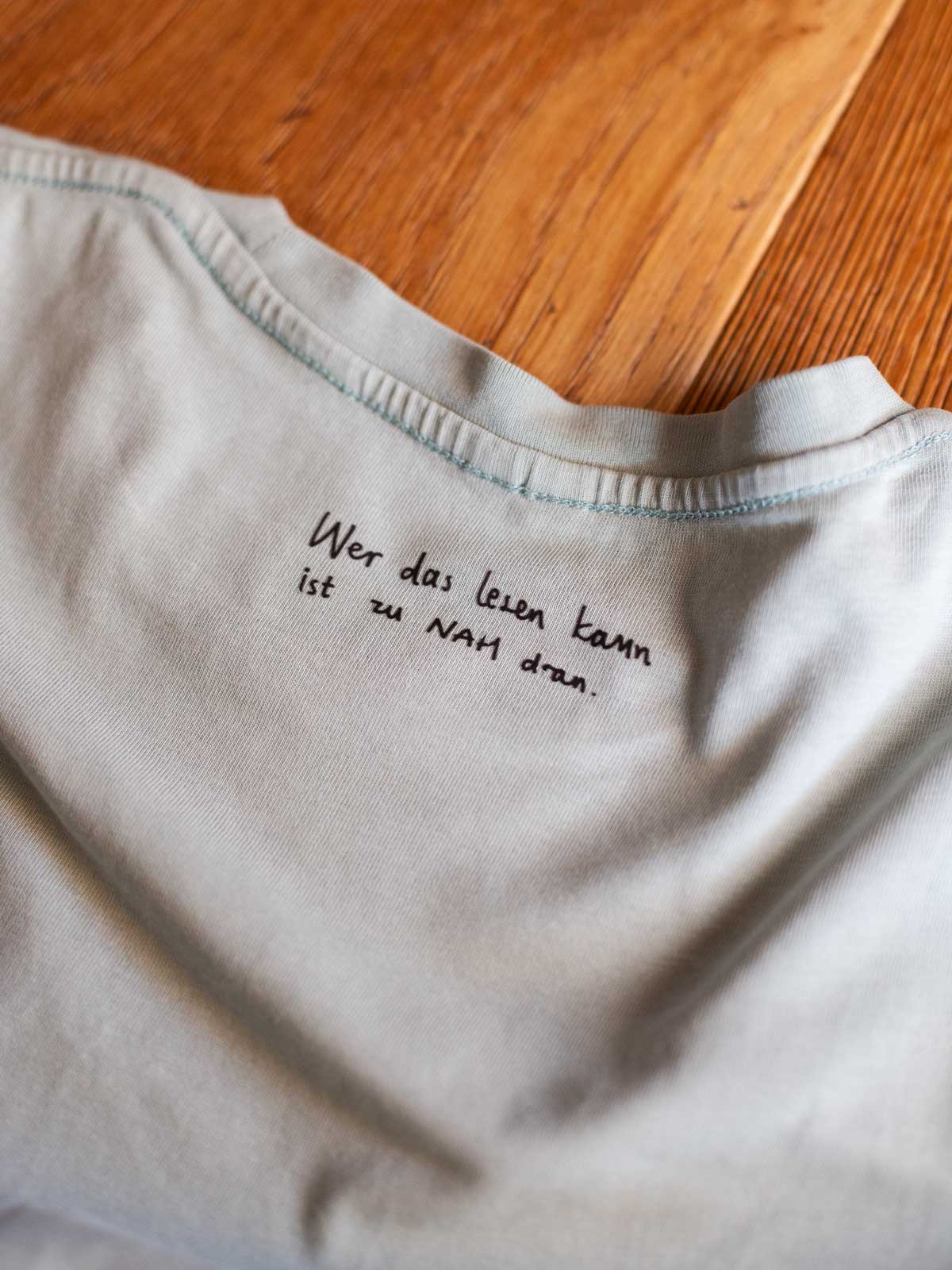 randloses Bügelbild "Wer das lesen kann ist zu nah dran." von Halfbird auf Shirt