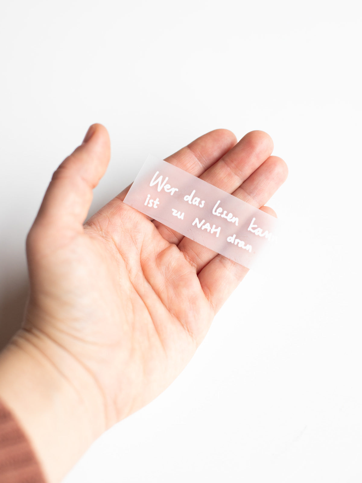 Randloses Bügelbild "Zu nah dran" weiss von Halfbird Detail