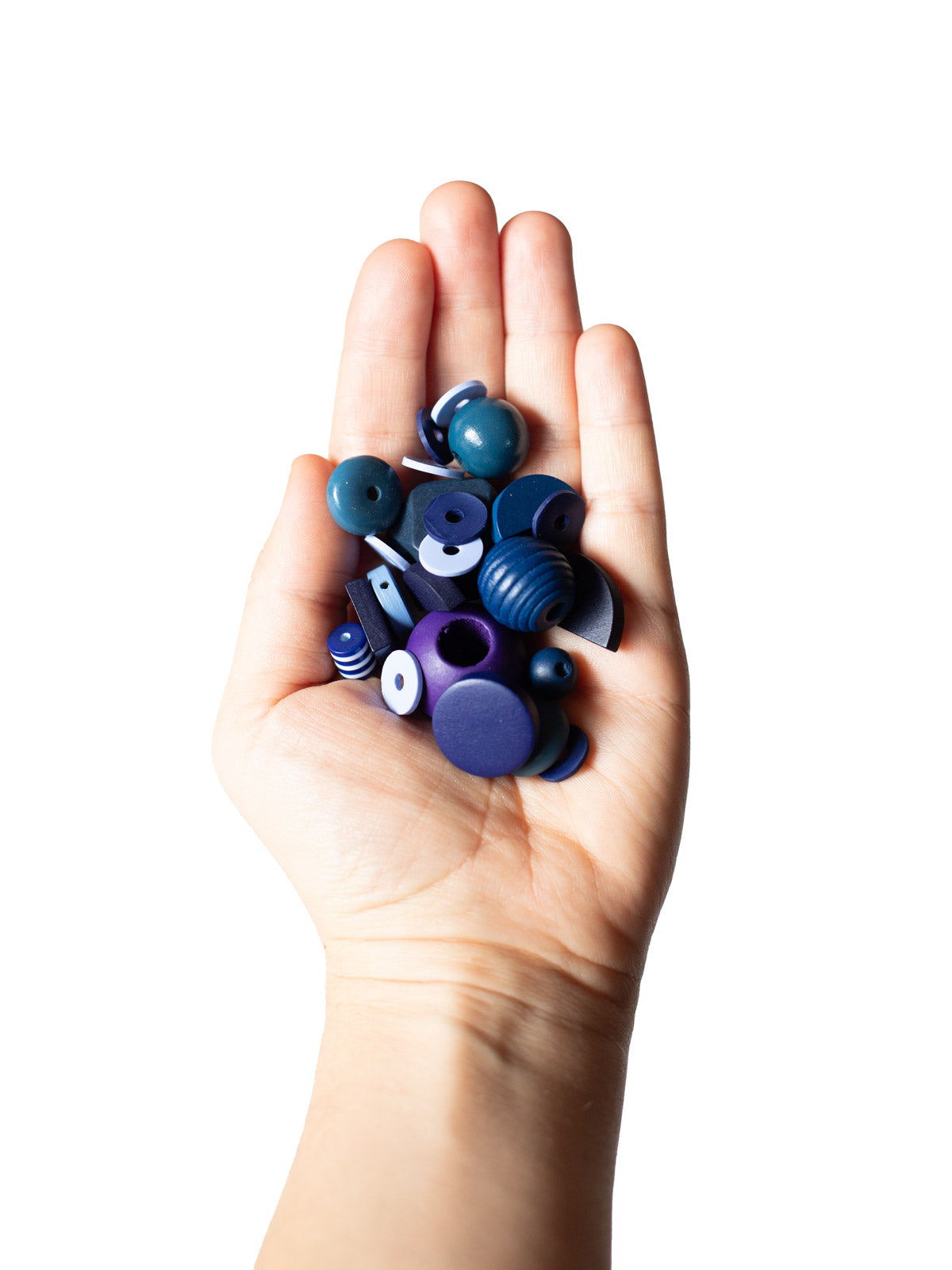 Hand mit Perlenset "Dark Night" von Halfbird