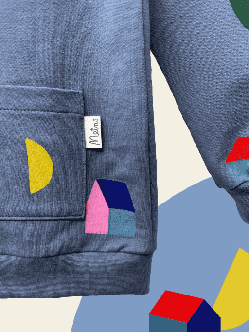 blauer sweat pullover mit Haus print und Etikett aus Biobaumwolle auf dem Meins steht