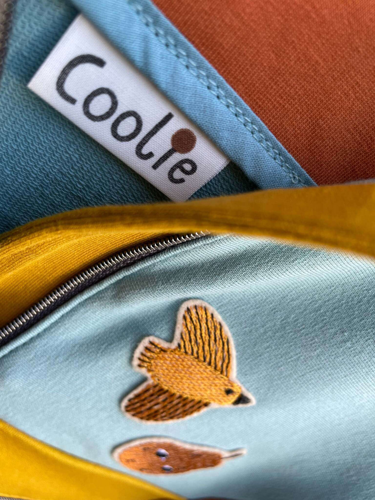 Nählabel Coolie aus Biobaumwolle eingenäht in einen hokuskrokus Pullover