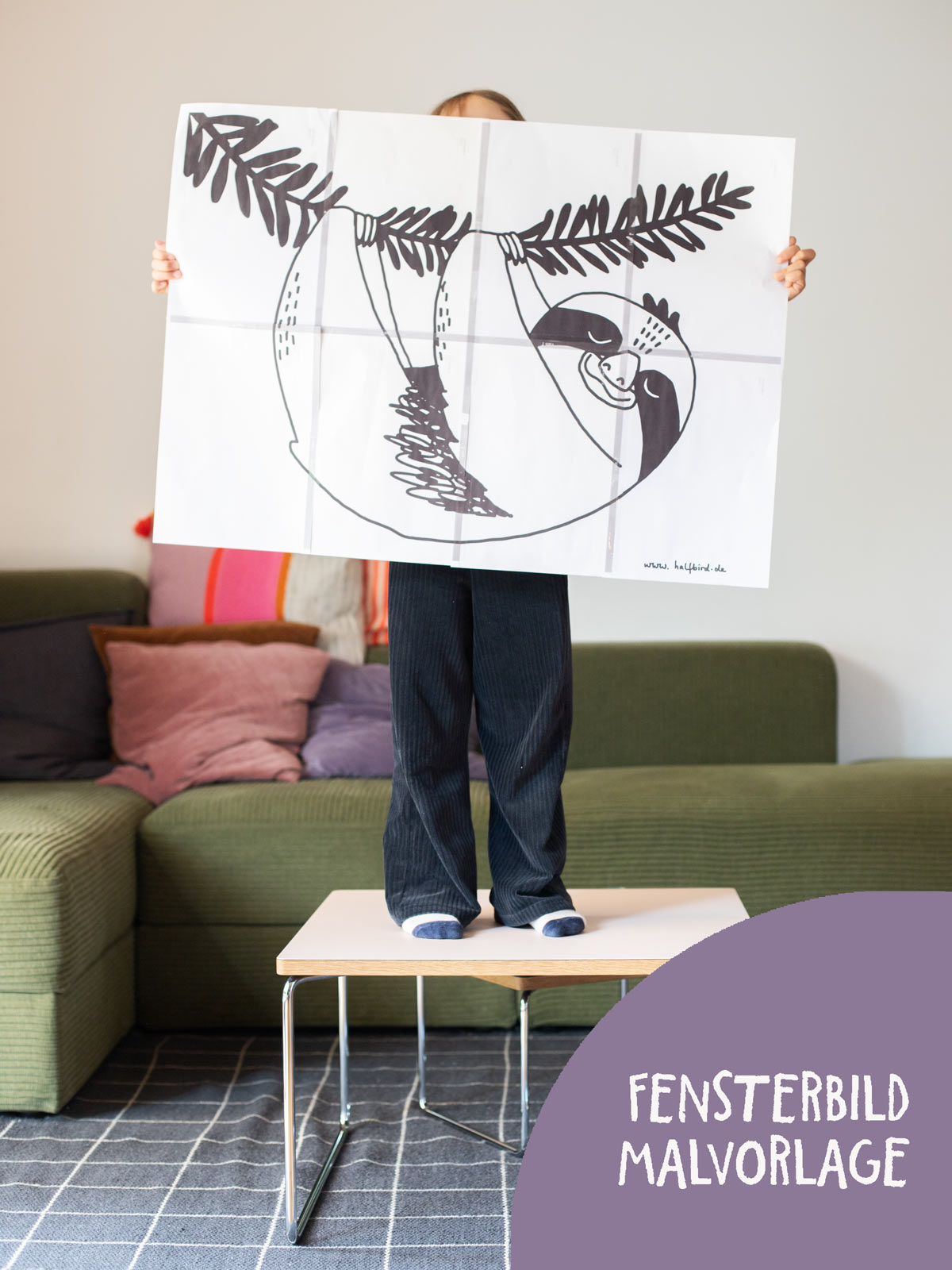 Kind hält Malvorlage vom Fensterbild Faultier von Halfbird