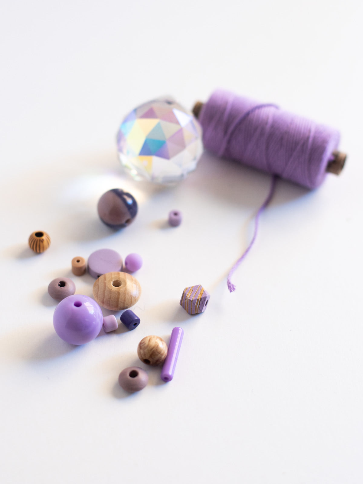 Kristall, fliederfärbendes Garn und Perlen aus dem Perlenset Fliederliebe von Halfbird für Suncatcher