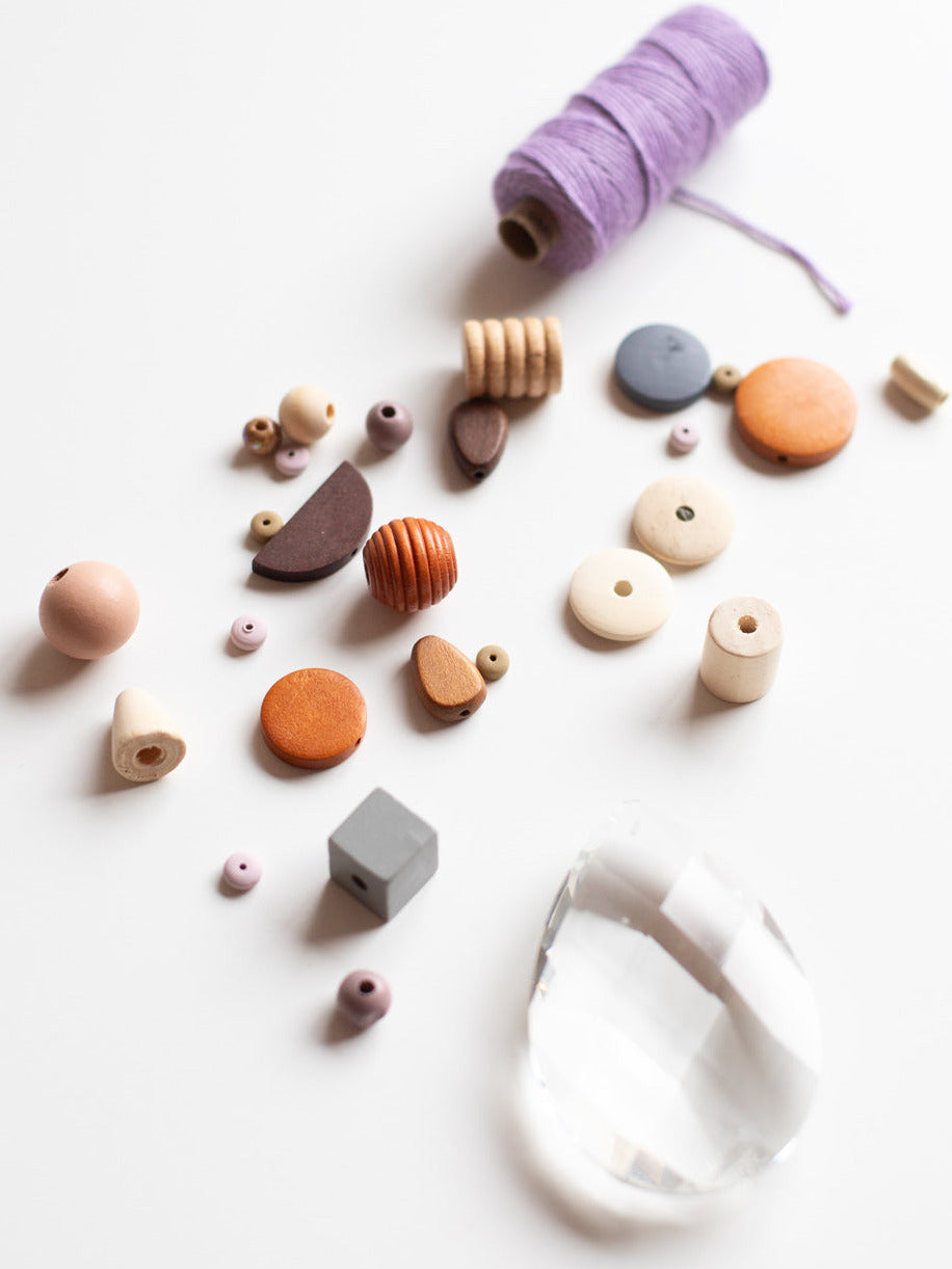 Perlenset Kristallblau von Halfbird mit fliederfarbenem Bäckergarn