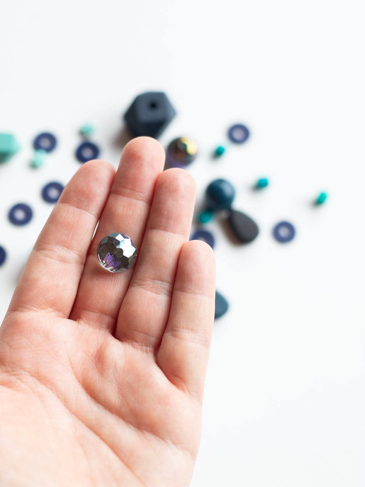 Hand mit Kristallperle aus dem Perlenset Kristallblau von Halfbird