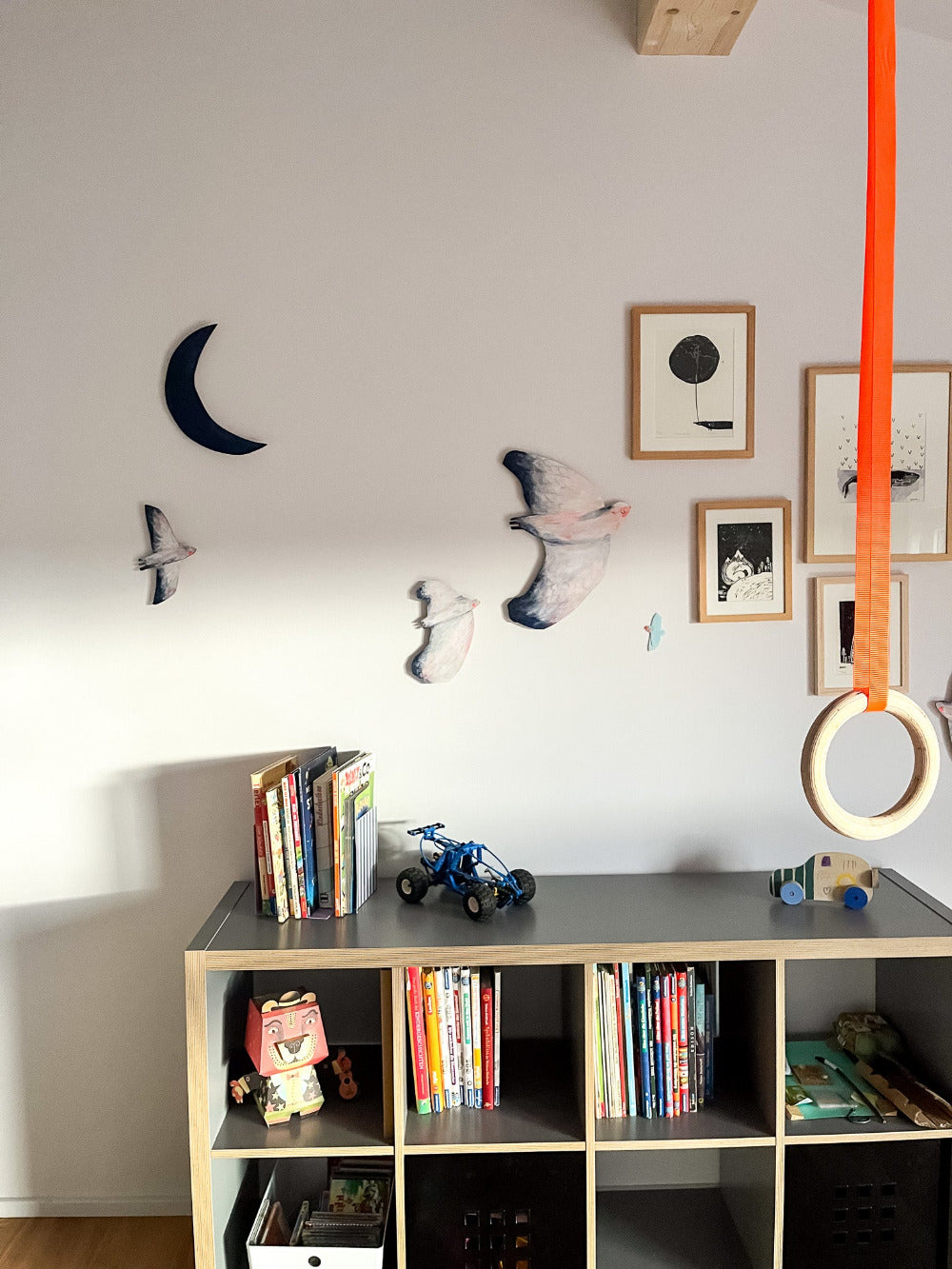 Birdie Holzvögel von Halfbird an Kinderzimmerwand