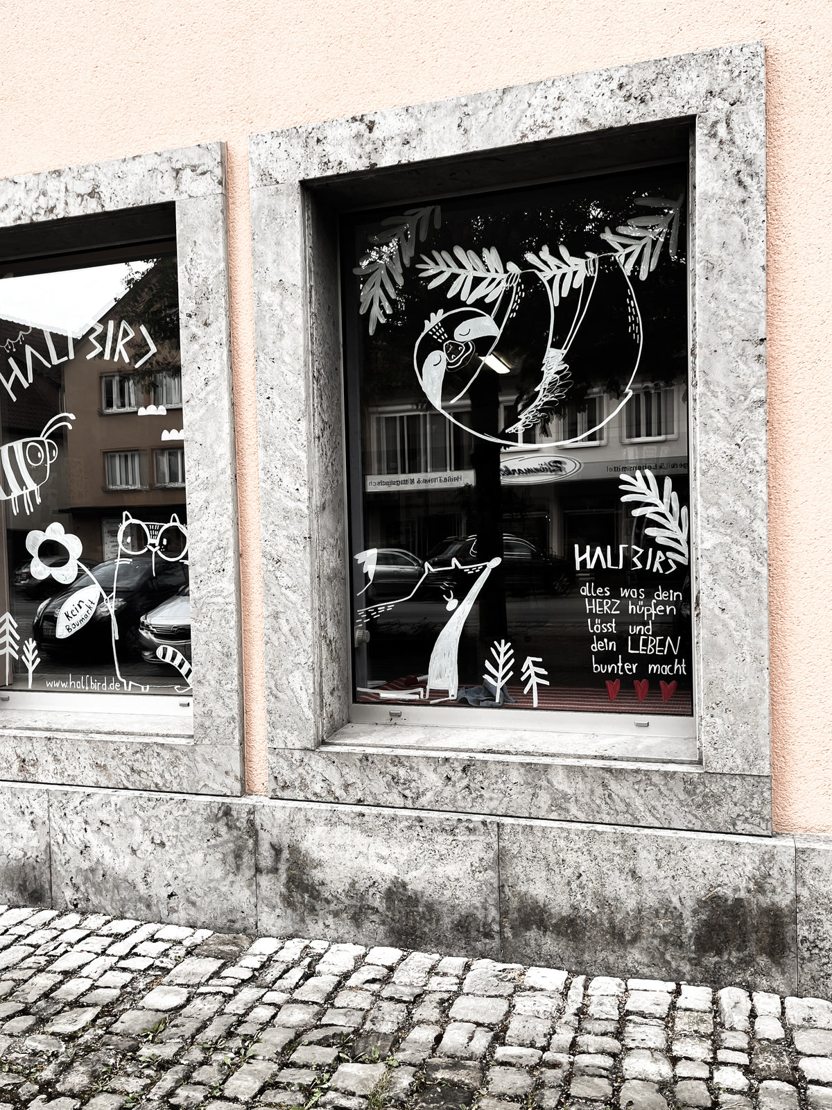 Faultier Fensterbild von Halfbird am Atelierfenster