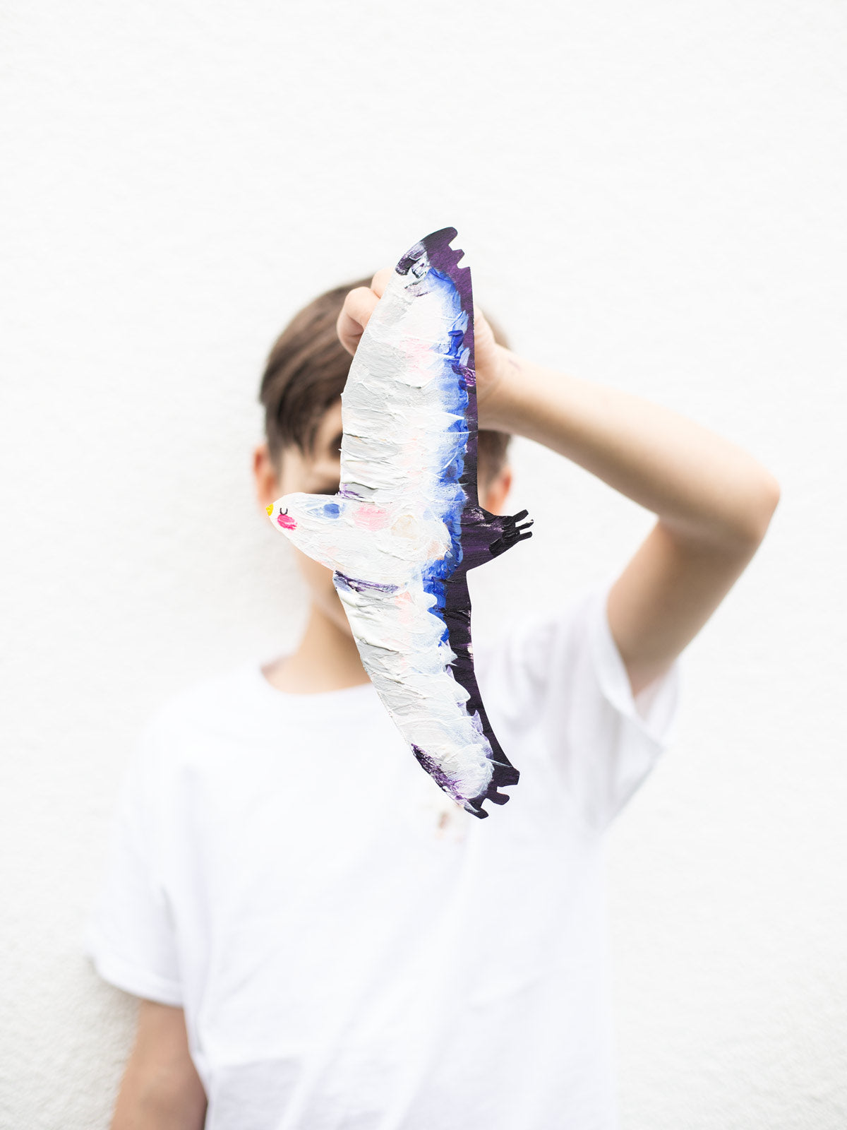 Kind mit selbstbemaltem Birdie von Halfbird