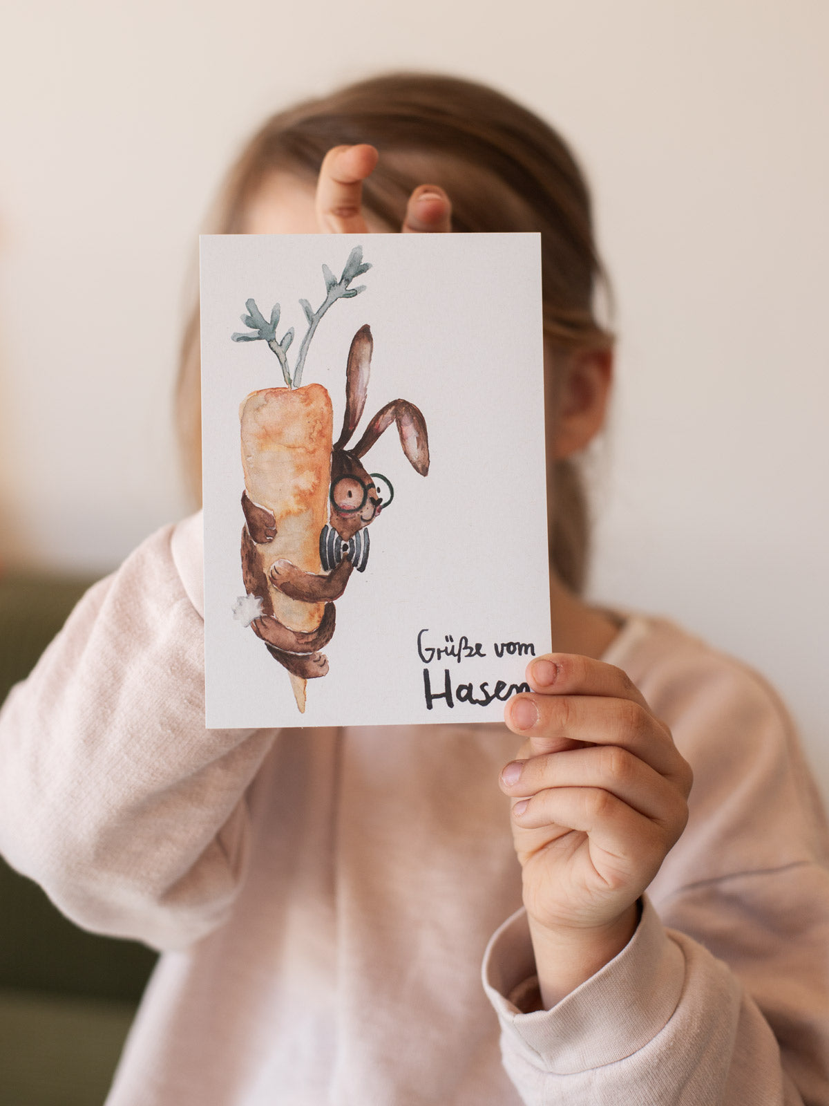 Kind mit Postkarte Hase mit Möhre von Halfbird