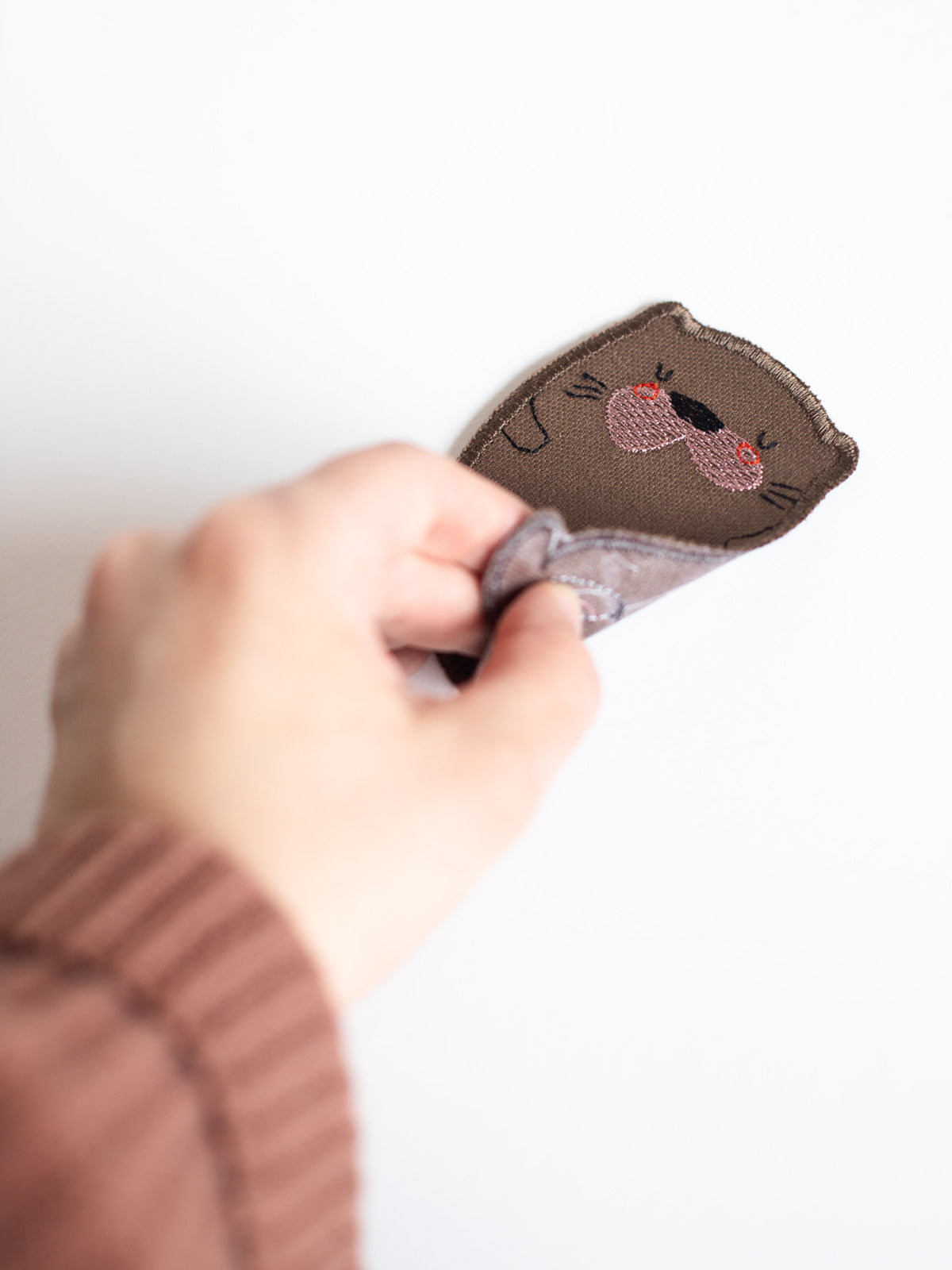 Knieflicken Otter von Halfbird mit Hand