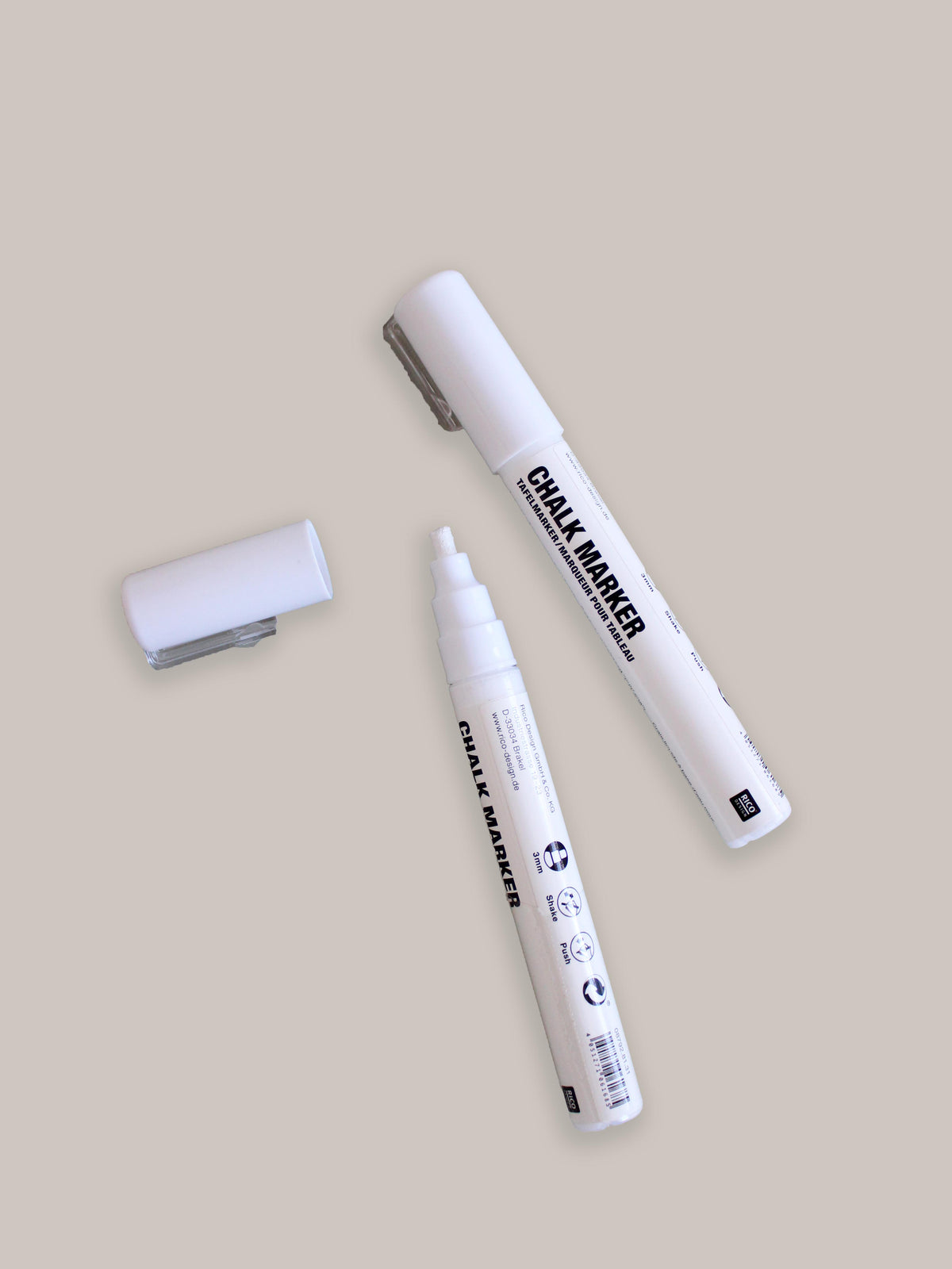 zwei kreidestifte chalk marker in weiß