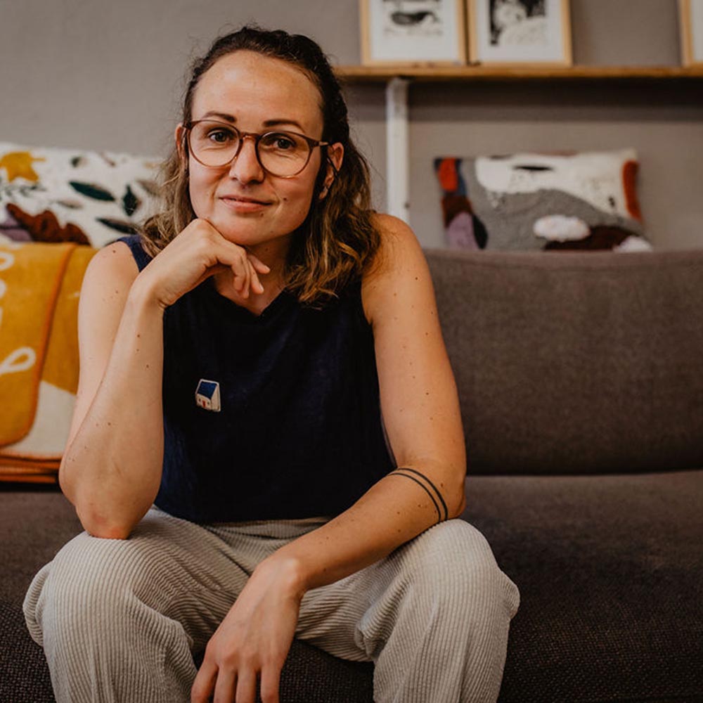 Portrait einer Frau die ihren Kopf auf einer Hand aufstütz, Ramona Zirk