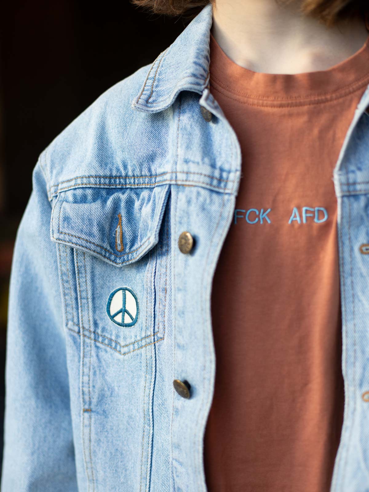 Jeansjacke mit blauem Peace Aufnäher von Halfbird