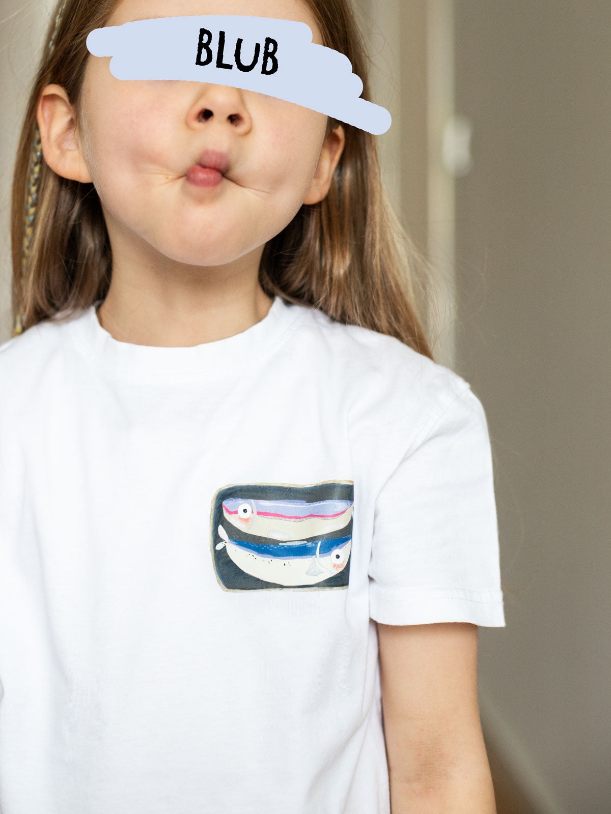 Kind mit weißem Tshirt und randlosem Bügelbild Sardinendose von Halfbird