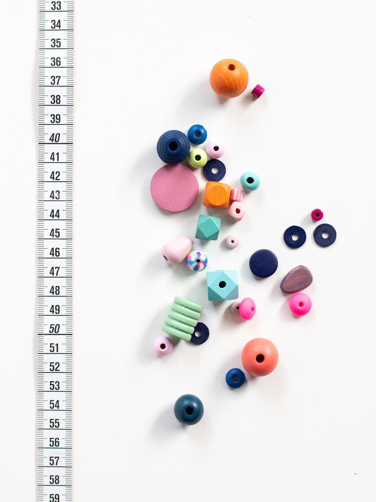 Perlenset Regentanz von Halfbird mit Metermaß zur Größenbestimmung