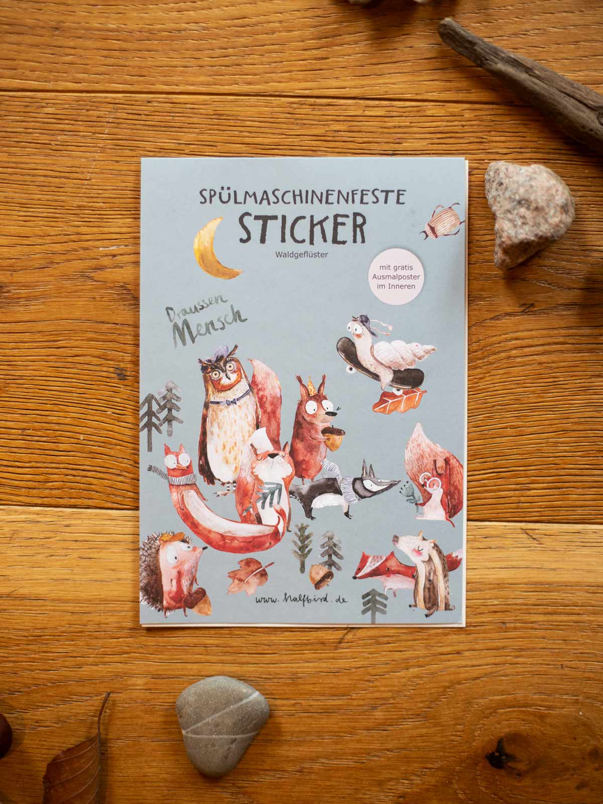 Spülmaschinenfeste Sticker "Waldgeflüster" von Halfbird auf Holzboden mit Waldschätzen