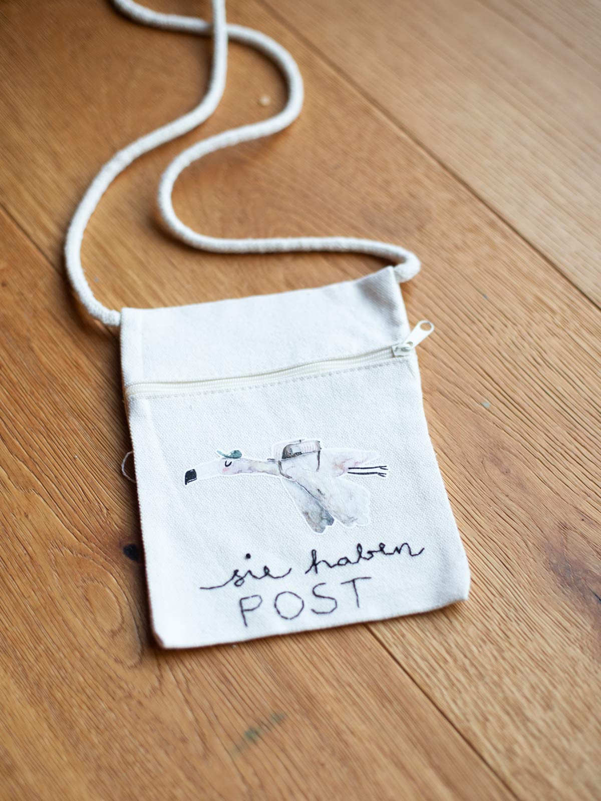 Umhängetasche mit Flamingo-Bügelbild von Halfbird und aufgesticktem Schriftzug "Sie haben Post"