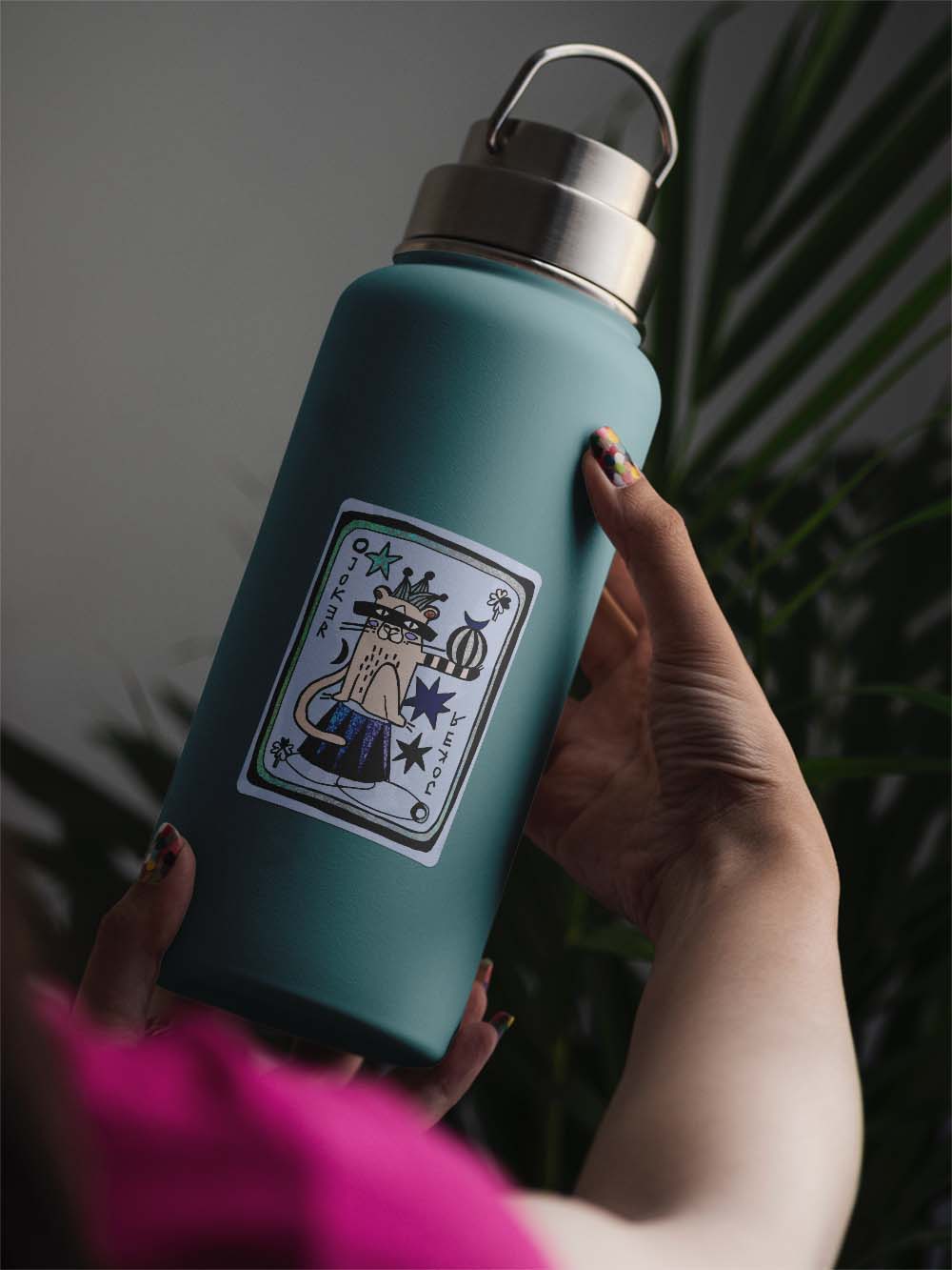 grüne Edelstahlflasche mit Glitzersticker in Blau-Lilatönen mit Joker Karte mit Tiger-Motiv von Halfbird