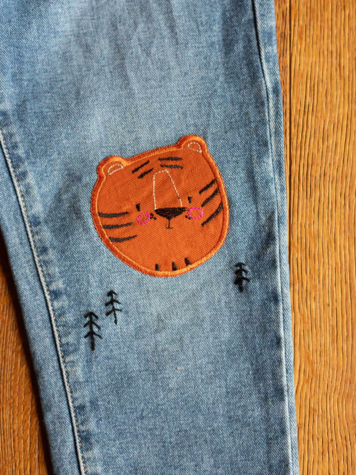 Knieflicken Tiger von Halfbird auf Jeans mit aufgestickten Bäumen