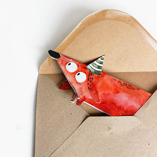 Einladungskarte zum GEburtstag selbst gebastelt als Dackel in einem braunen umschlag