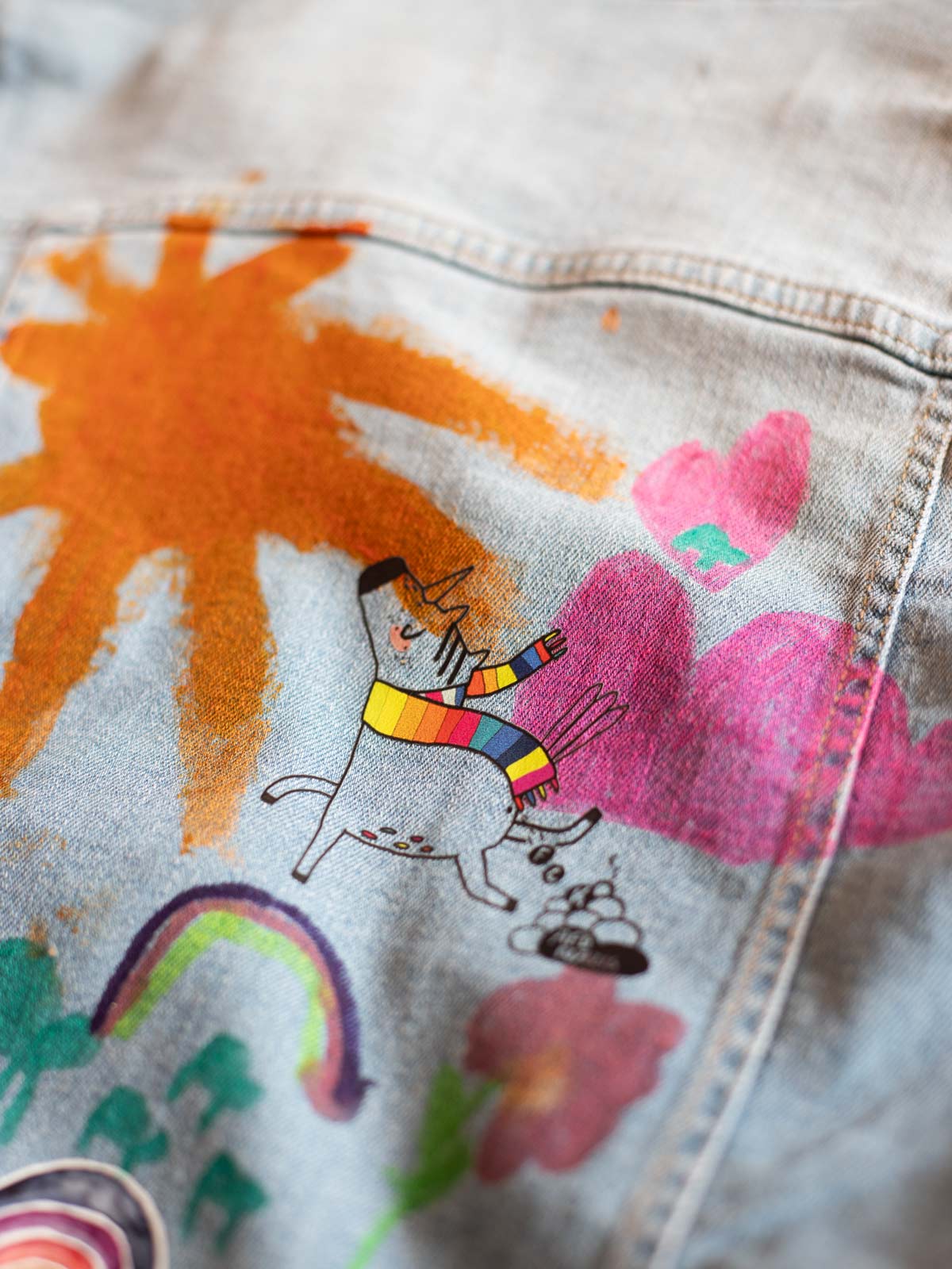 randloses Bügelbild FCK NZS Einhorn auf angemalter Jeansjacke