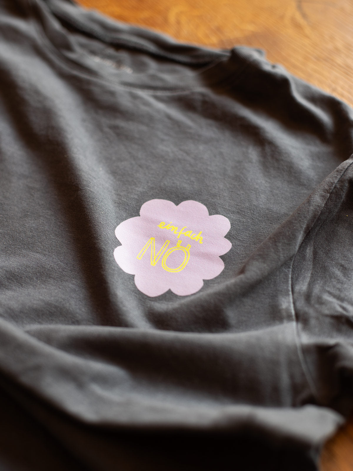 randloses Bügelbild Nö von Halfbird auf grauem Tshirt