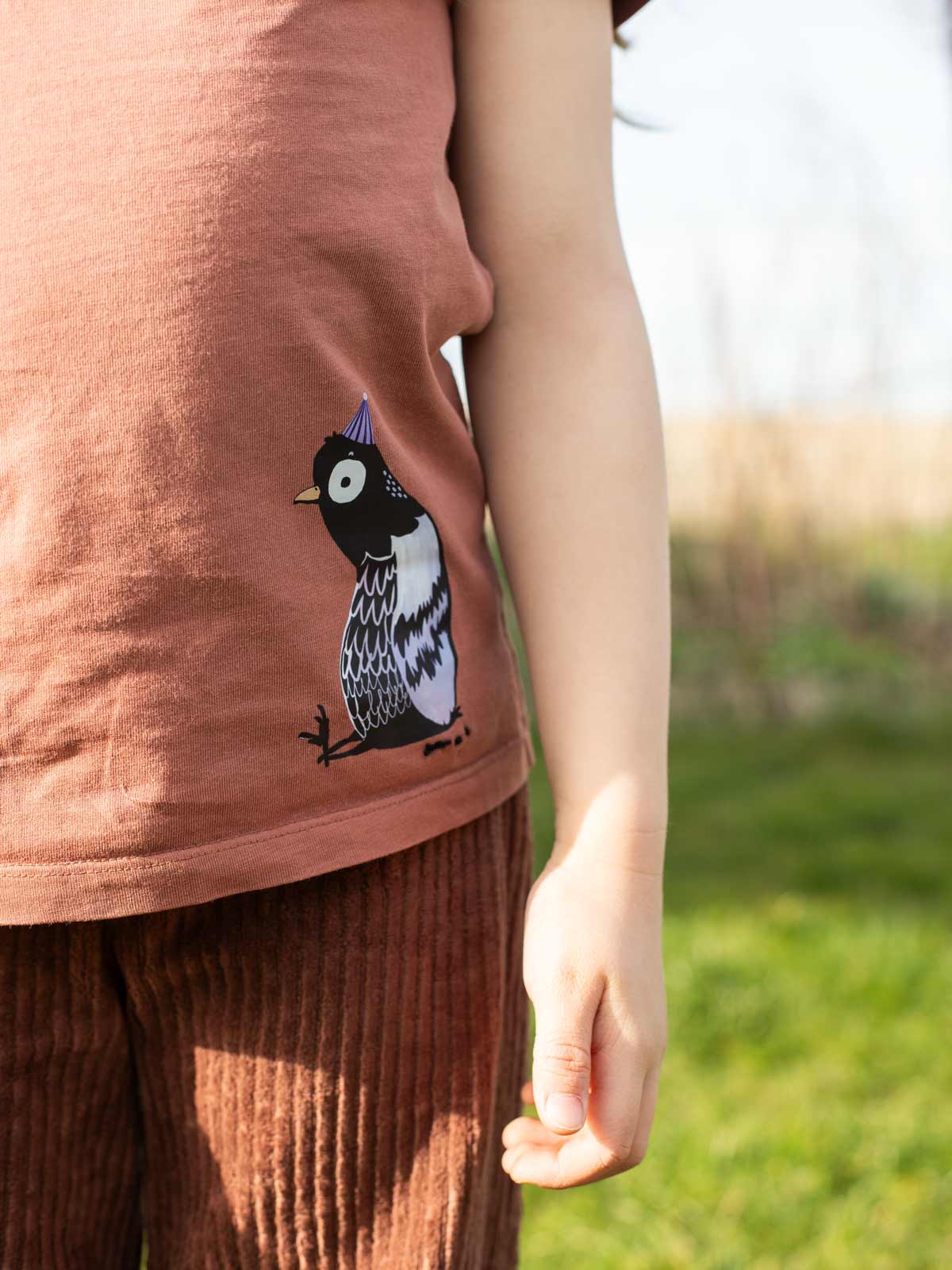 Shirt mit randlosem Bügelbild sitzende Taube von Halfbird