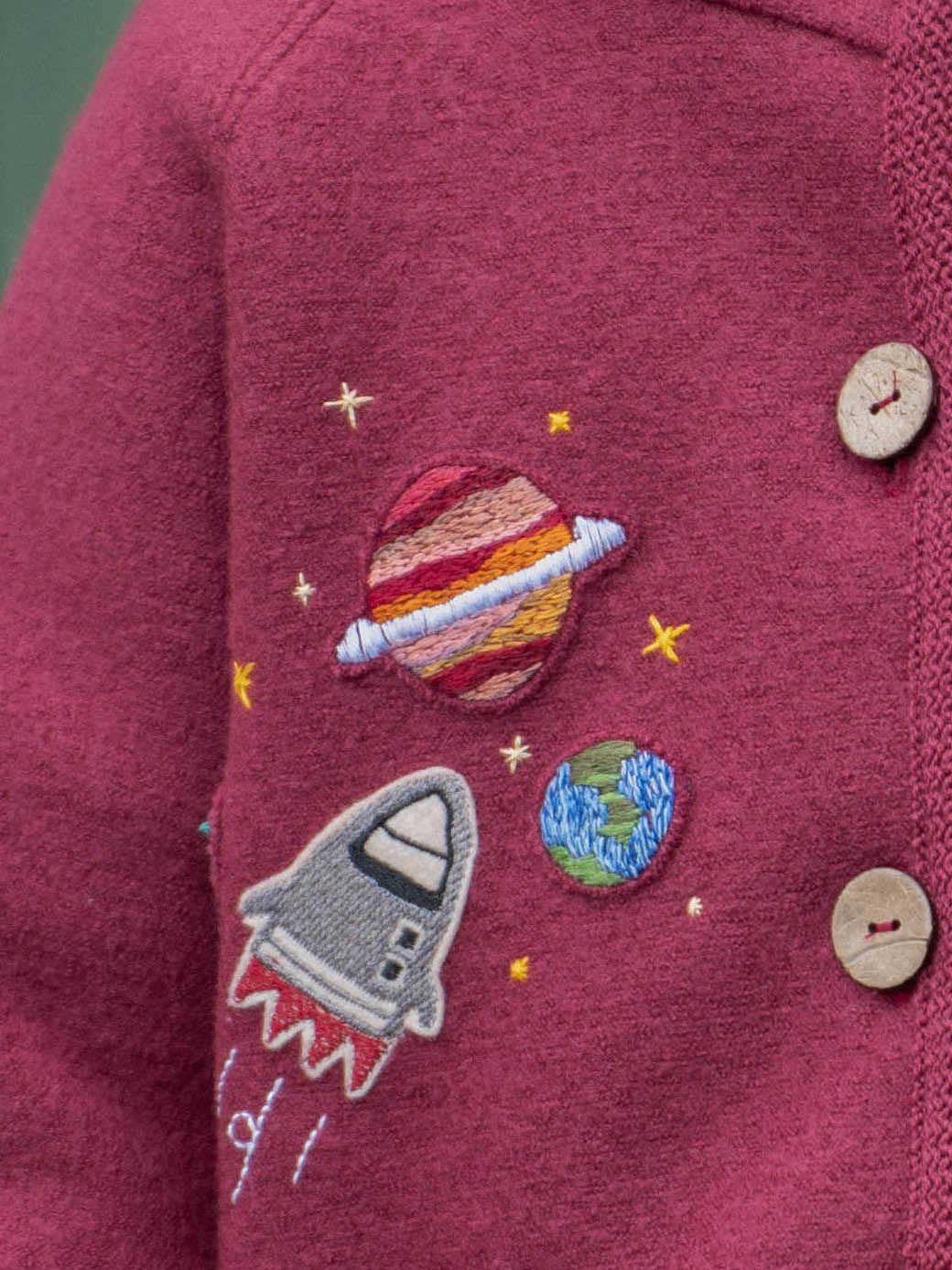 rote Walkjacke geflickt mit Aufnäher Patch Rakete grau und Planeten mit Stickdetails