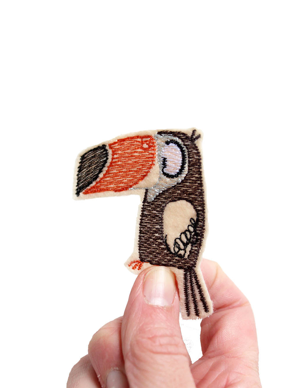 gestickter Patch Tukan in der Hand