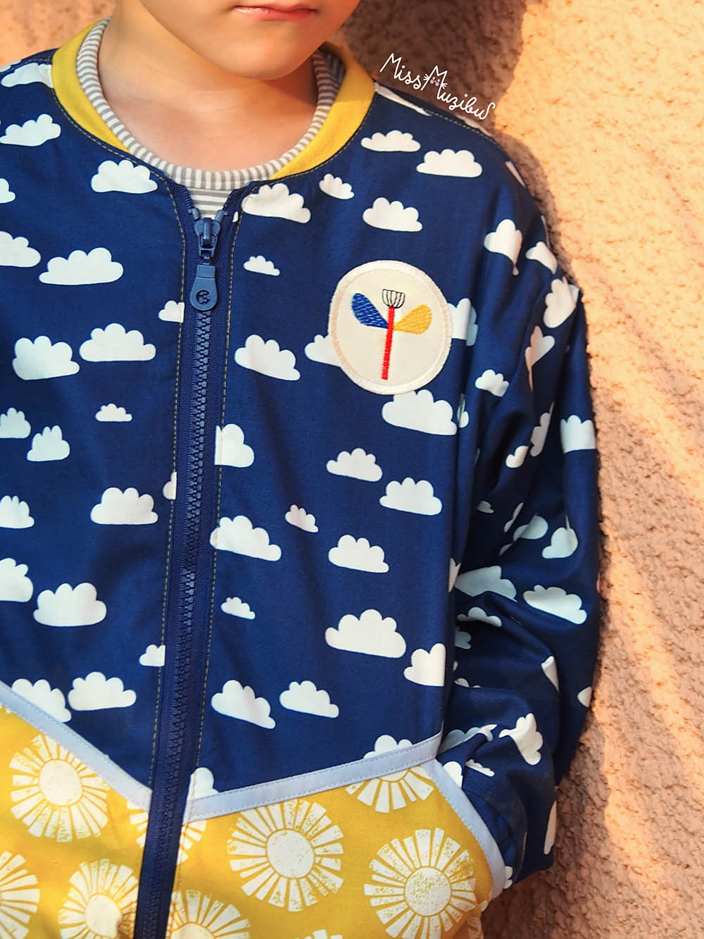 runder Aufnäher Patch mit Blume in rot blau gelb auf einer selbstgenähten College Jacke