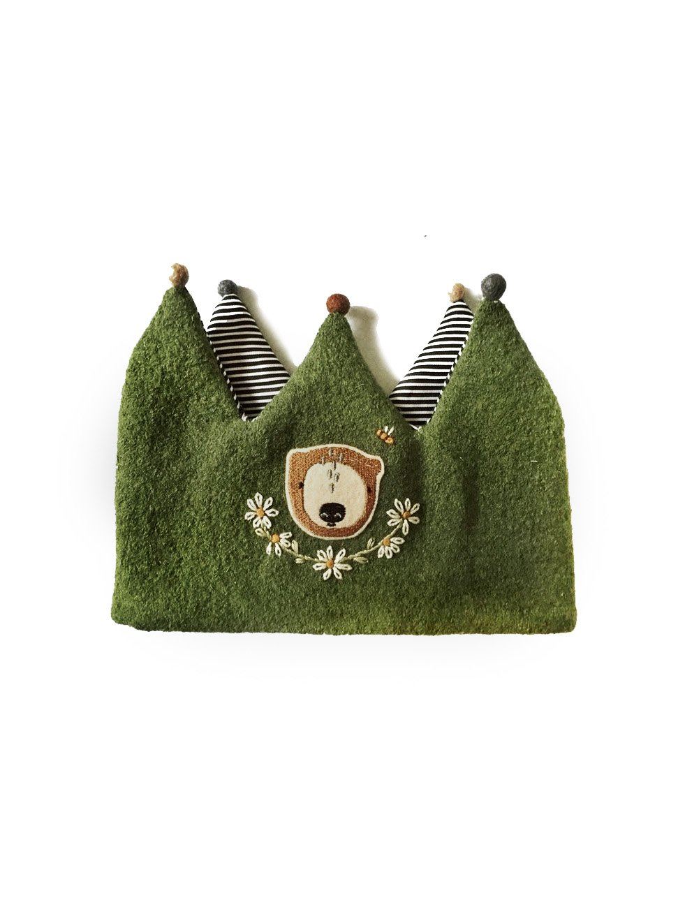 Bügelpatch oder Aufnäher Bär auf einer grünen selbstgenähten Geburtstagskrone mit gestickten Blumen