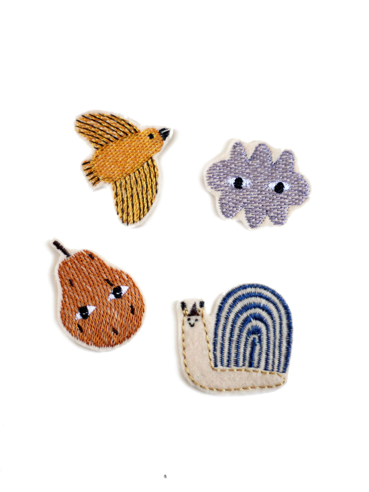 Vier kleine gestickte Patches / Aufnäher für Kleidung. Eine Schnecke in blau beige, eine Birne in rostrot, ein Vogel in senfgelb und eine Wolke in lila