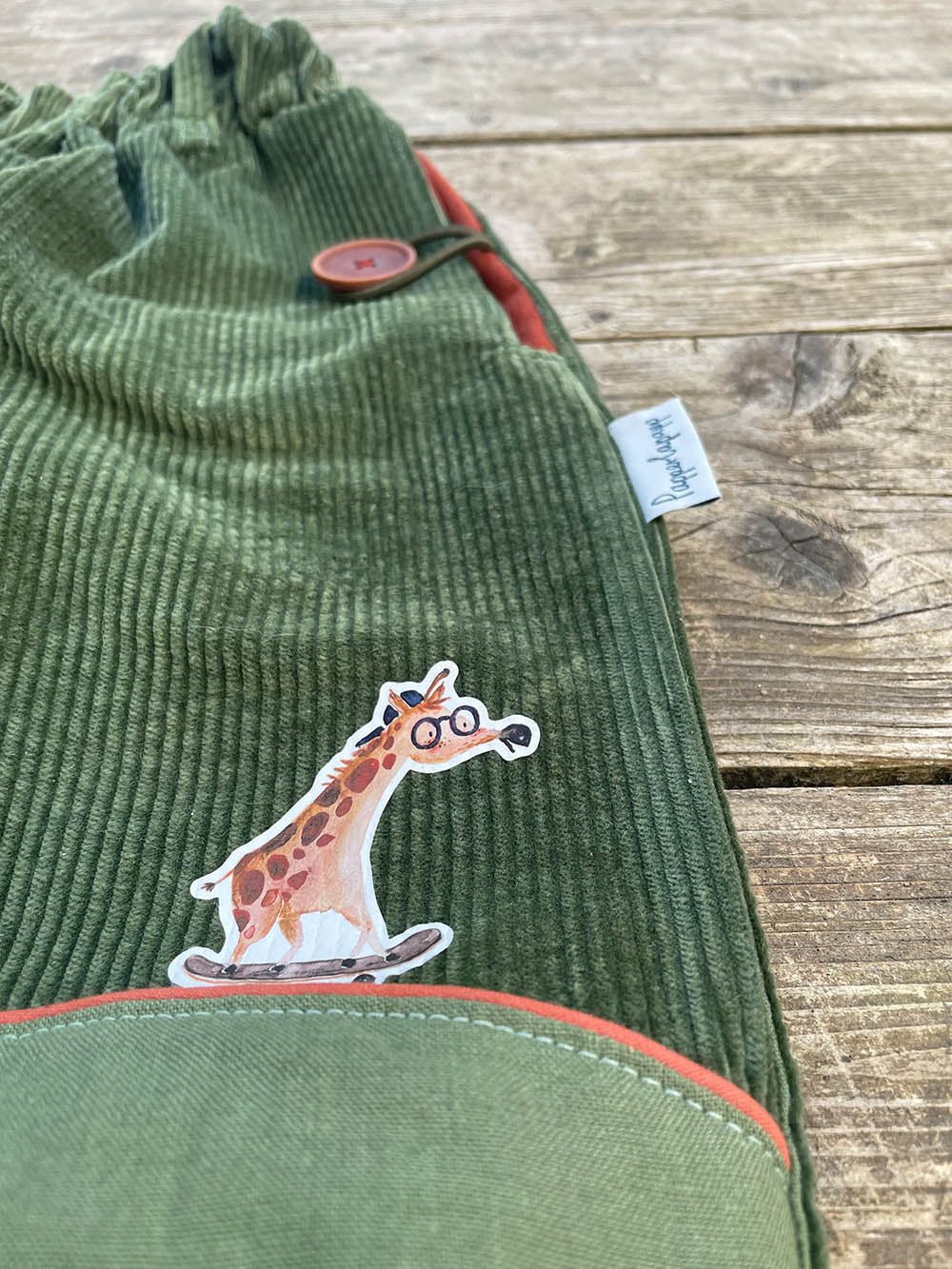 Bügelbild Giraffe auf einer cordhose in grün