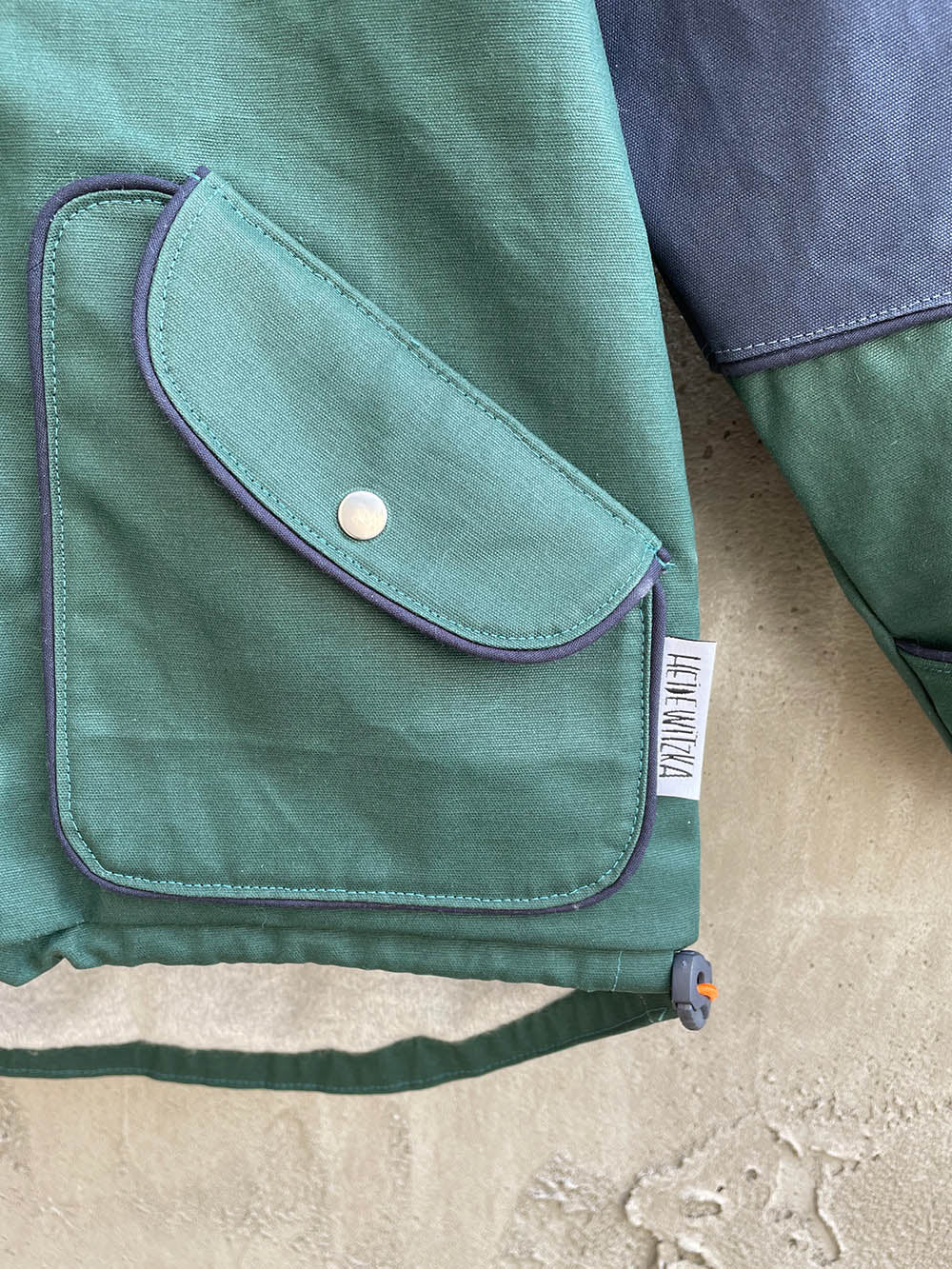 Etikett heidewitzka in einer Jacke