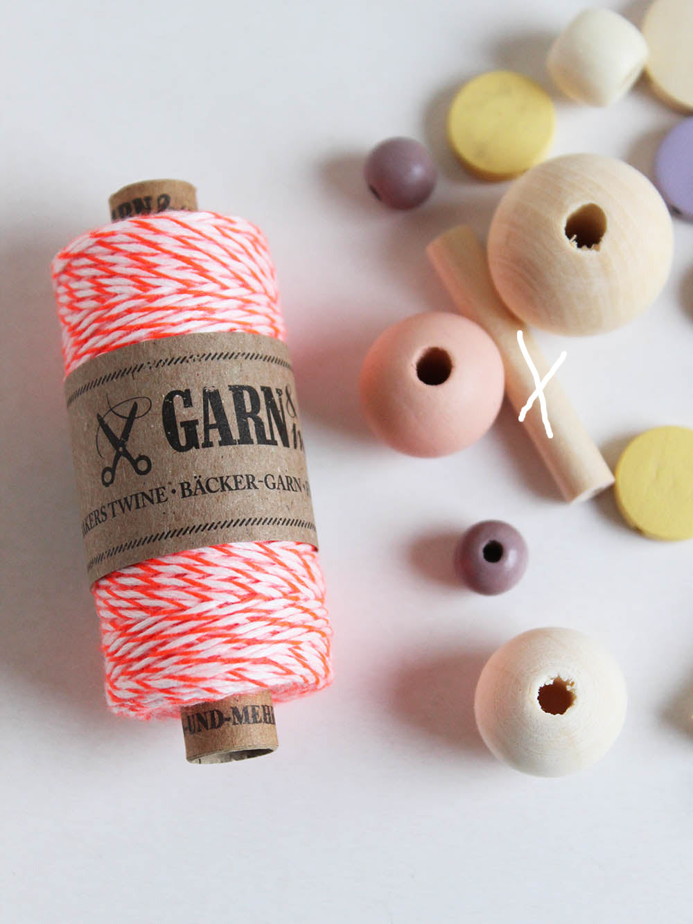 Detailansicht Holzperlenset pastell mit möglciher Garbfarbe neonorange gestreift