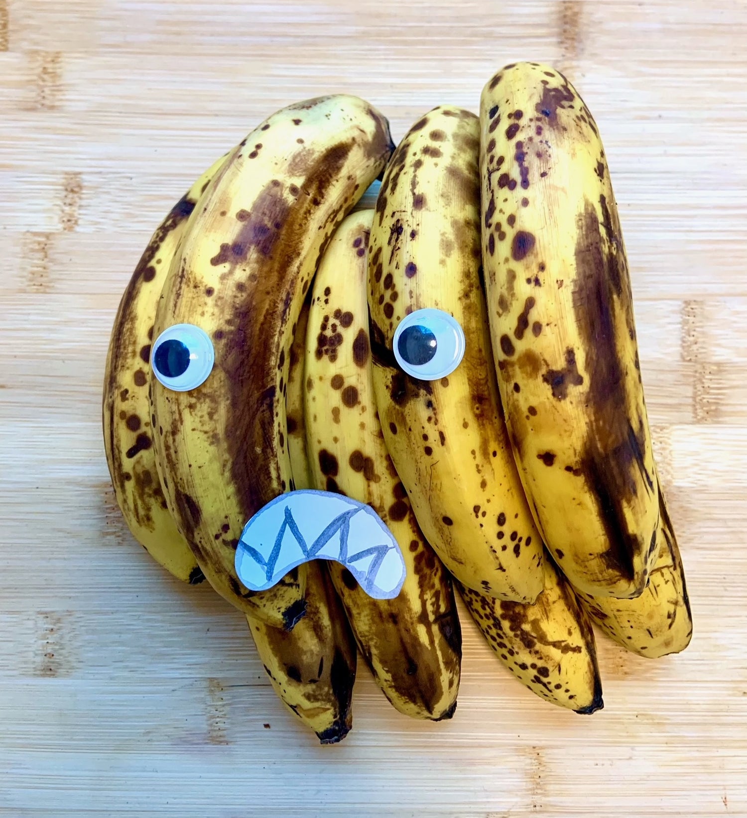 Bananenmonster aus alten, fleckigen Bananen